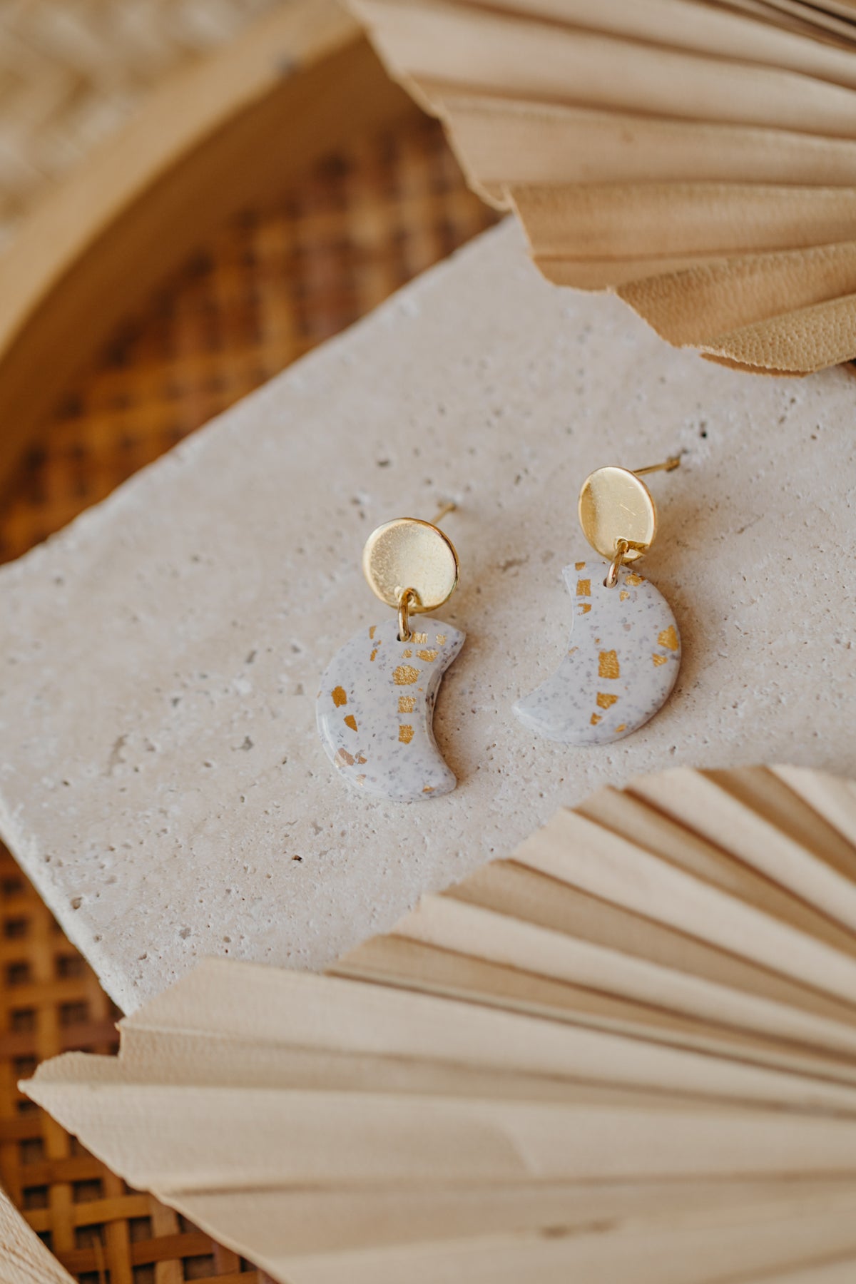 helle Polymer Ton Ohrringe Mond mit Blattgold