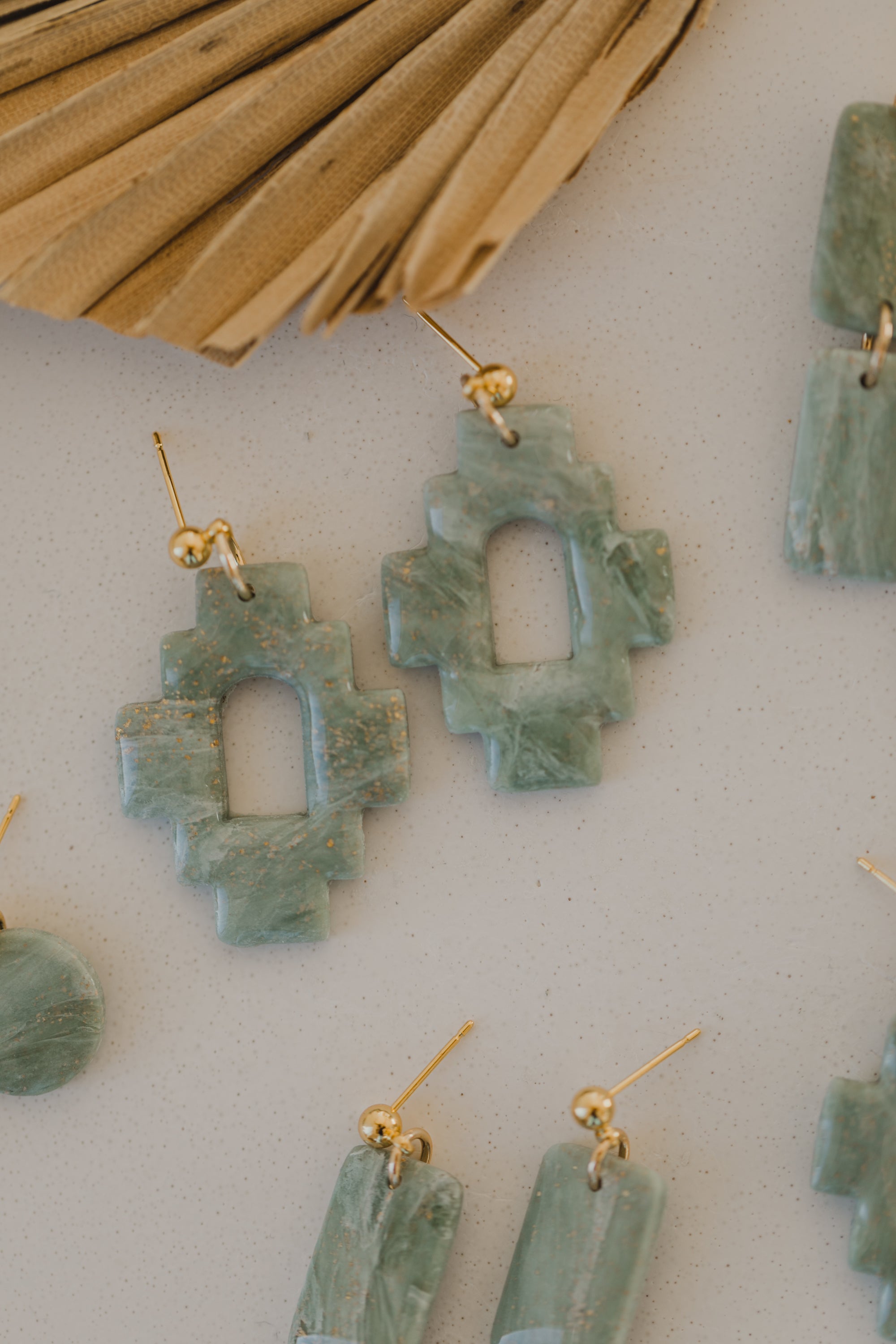 Polymer Ton Ohrringe in hellem Grün mit Blattgold