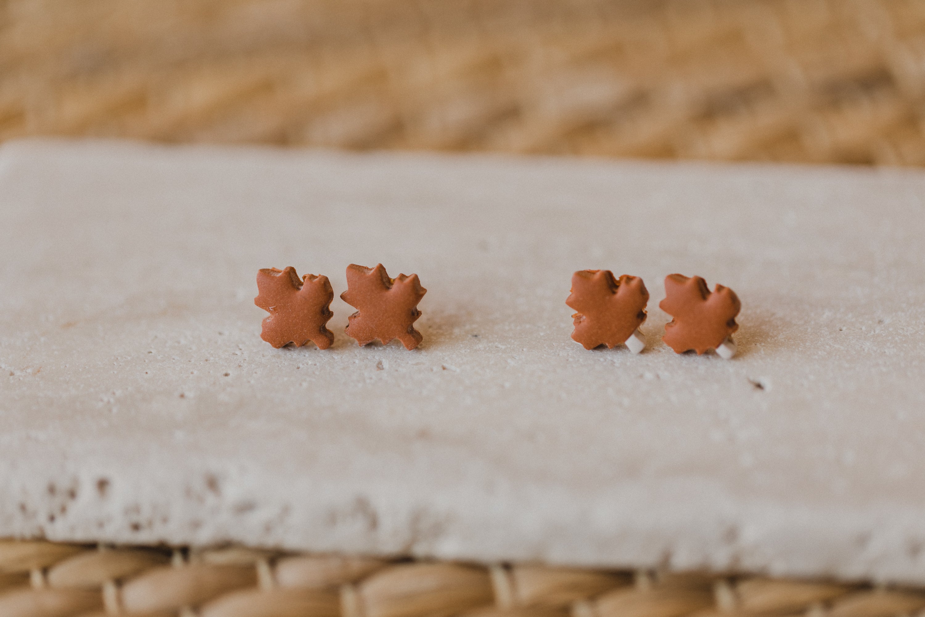 KHARA - kleine Ahronblatt Ohrringe aus Polymer Ton