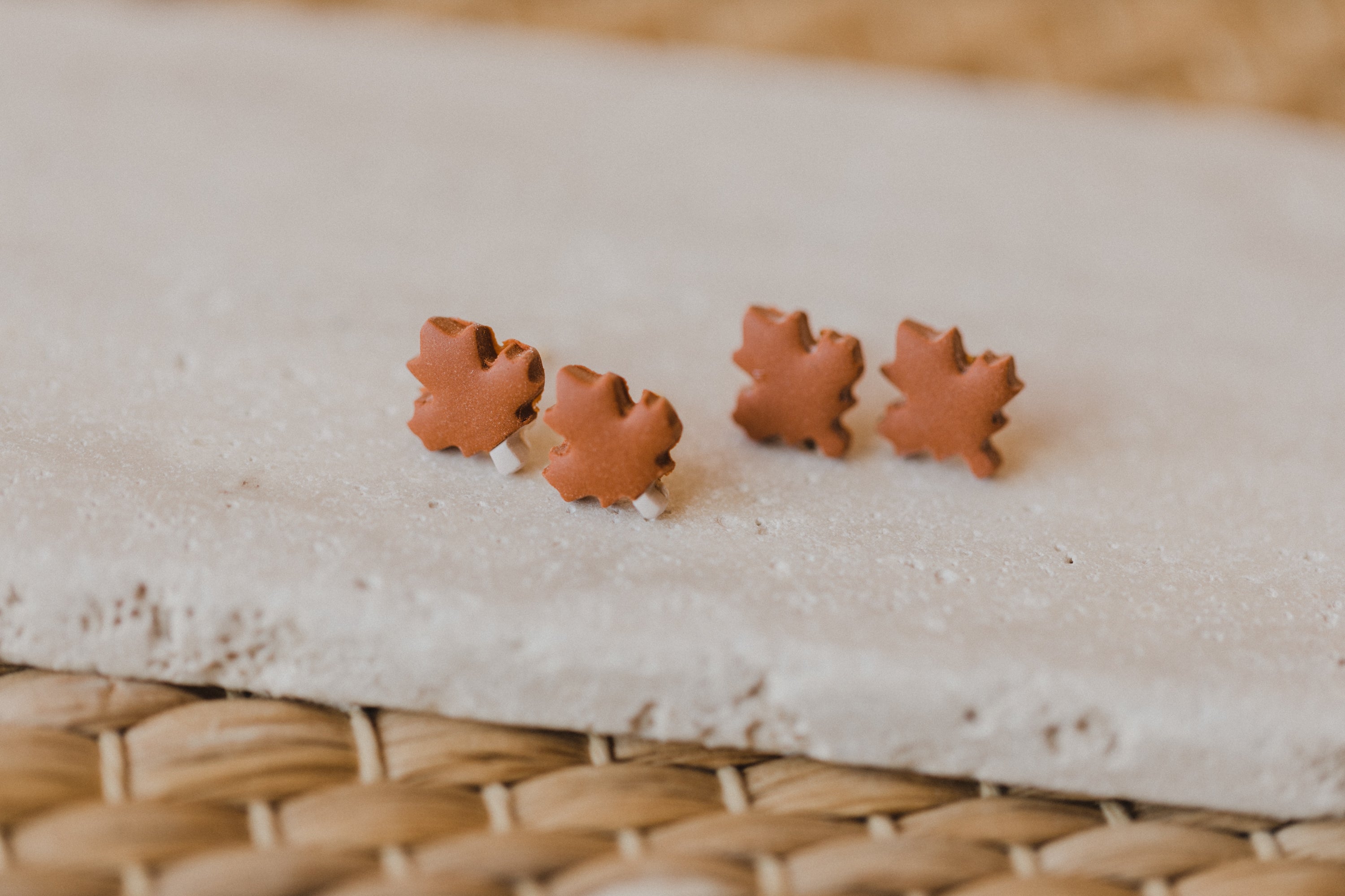 KHARA - kleine Ahronblatt Ohrringe aus Polymer Ton