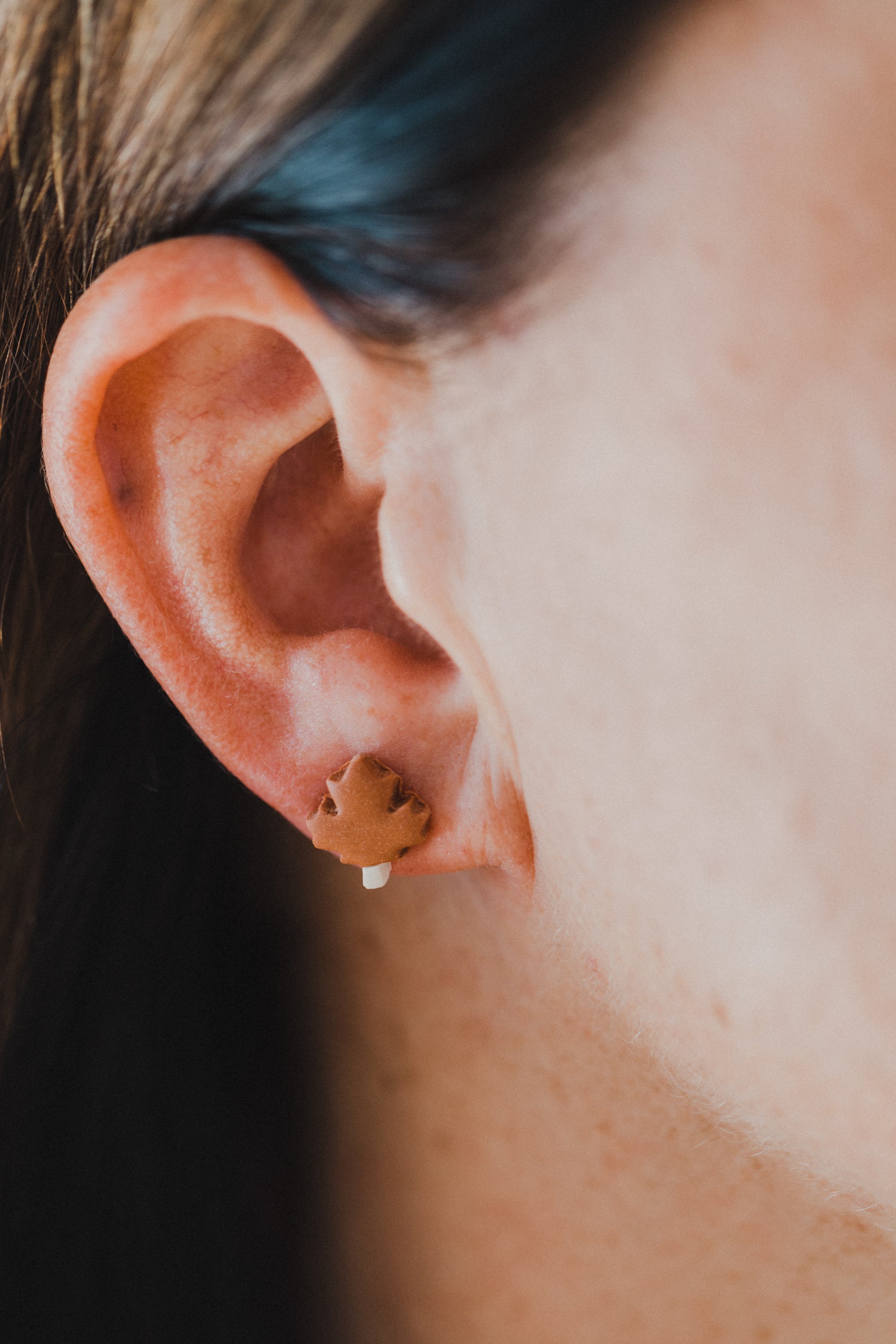 KHARA - kleine Ahronblatt Ohrringe aus Polymer Ton