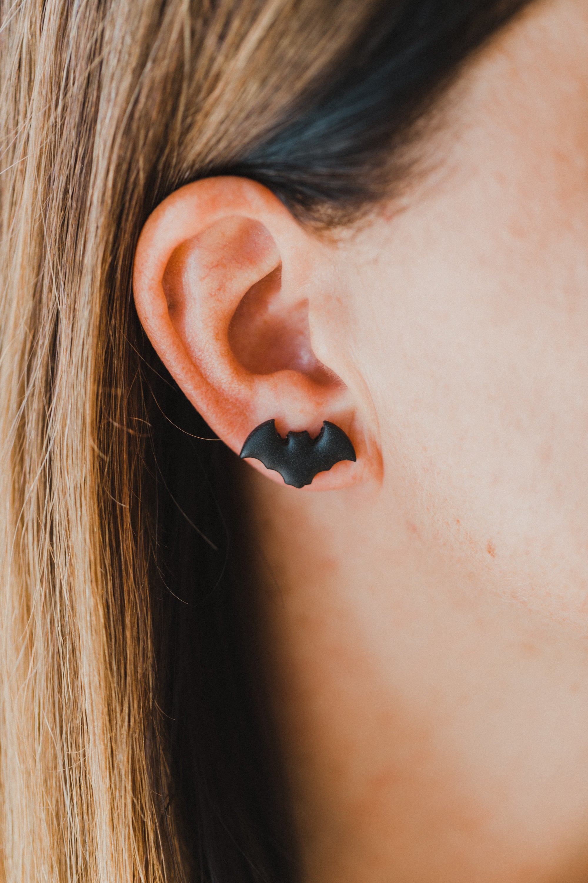 WREN - schwarze Fledermaus Ohrringe aus Polymer Ton