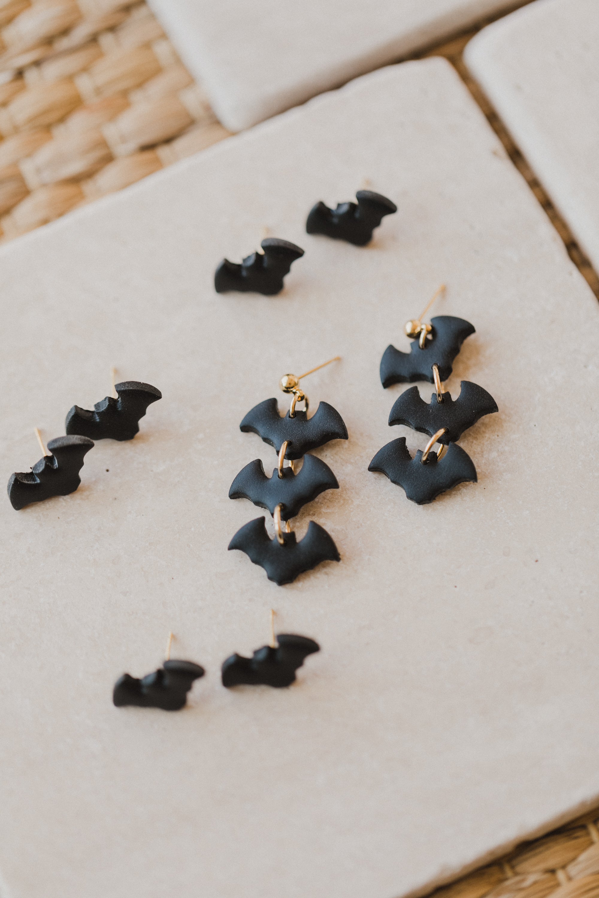 WREN - schwarze Fledermaus Ohrringe aus Polymer Ton