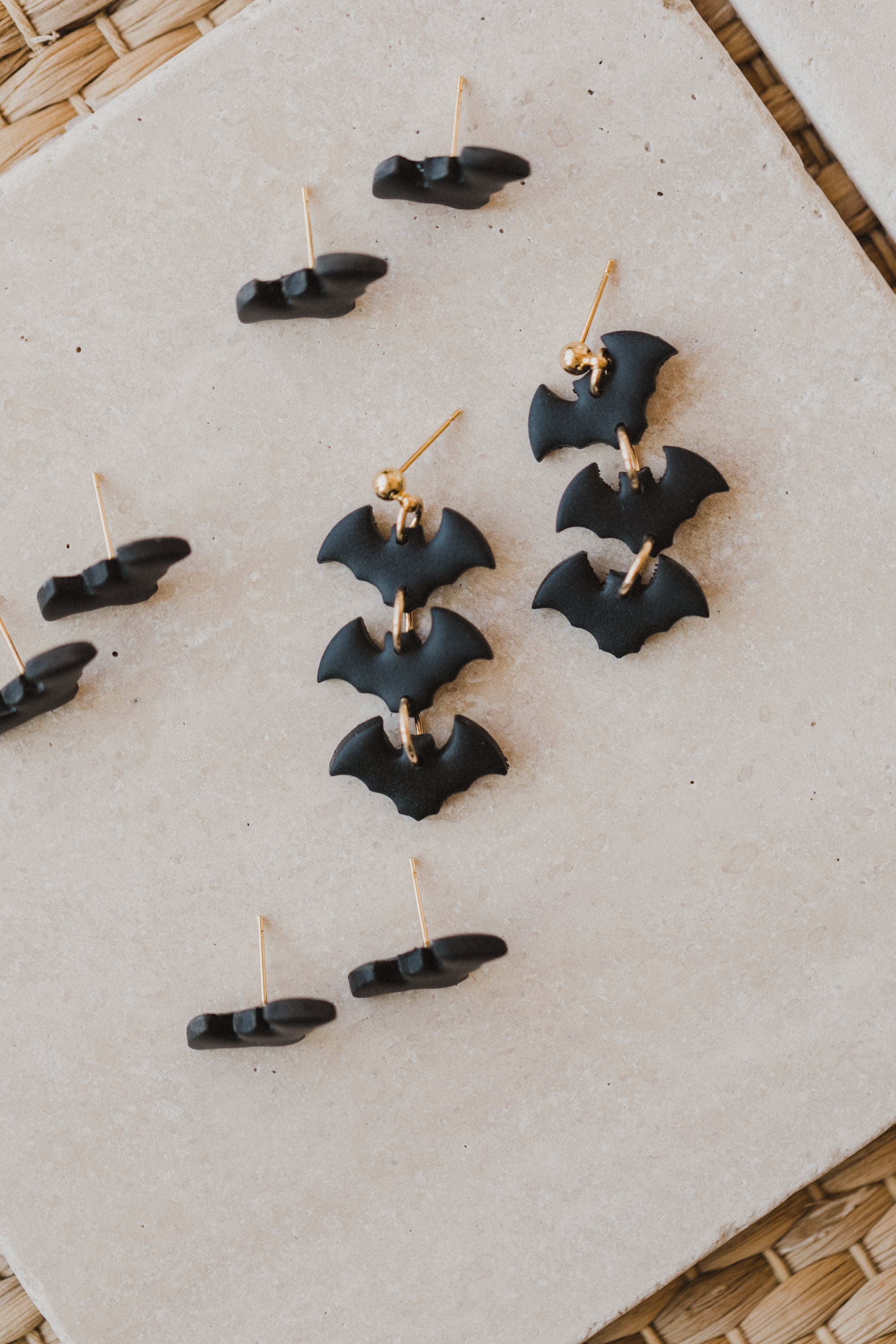 WREN - schwarze Fledermaus Ohrringe aus Polymer Ton