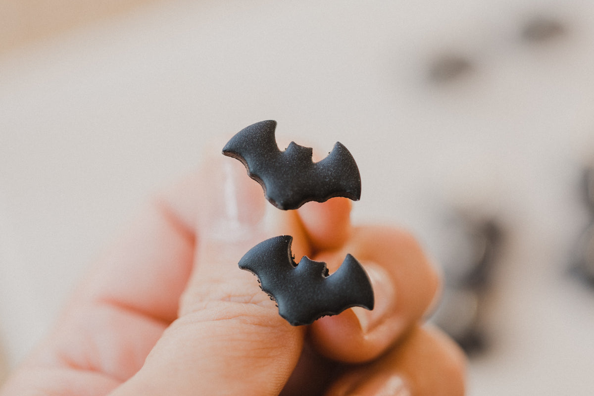 WREN - schwarze Fledermaus Ohrringe aus Polymer Ton
