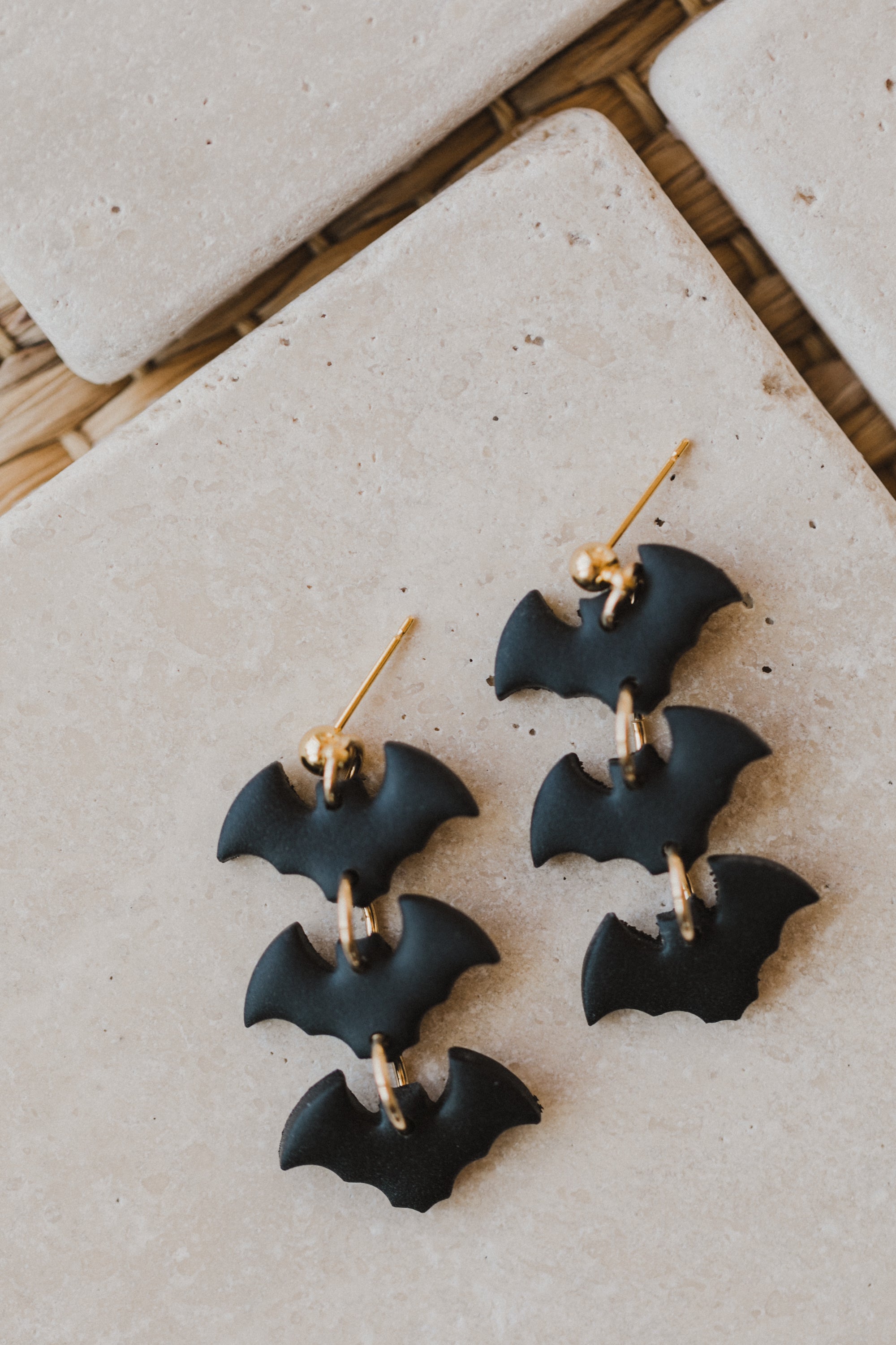 WREN - schwarze Fledermaus Ohrringe aus Polymer Ton