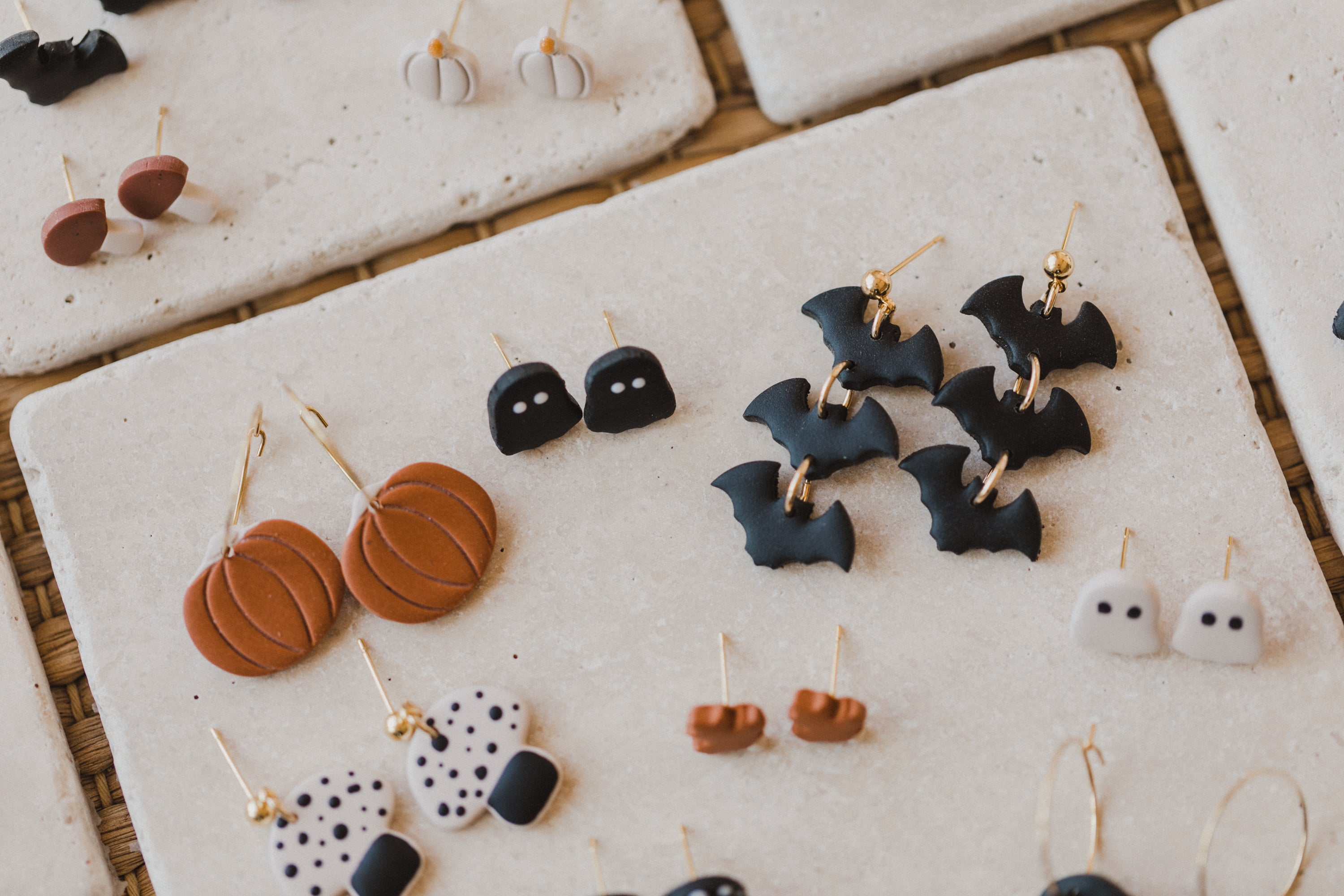 WREN - schwarze Fledermaus Ohrringe aus Polymer Ton