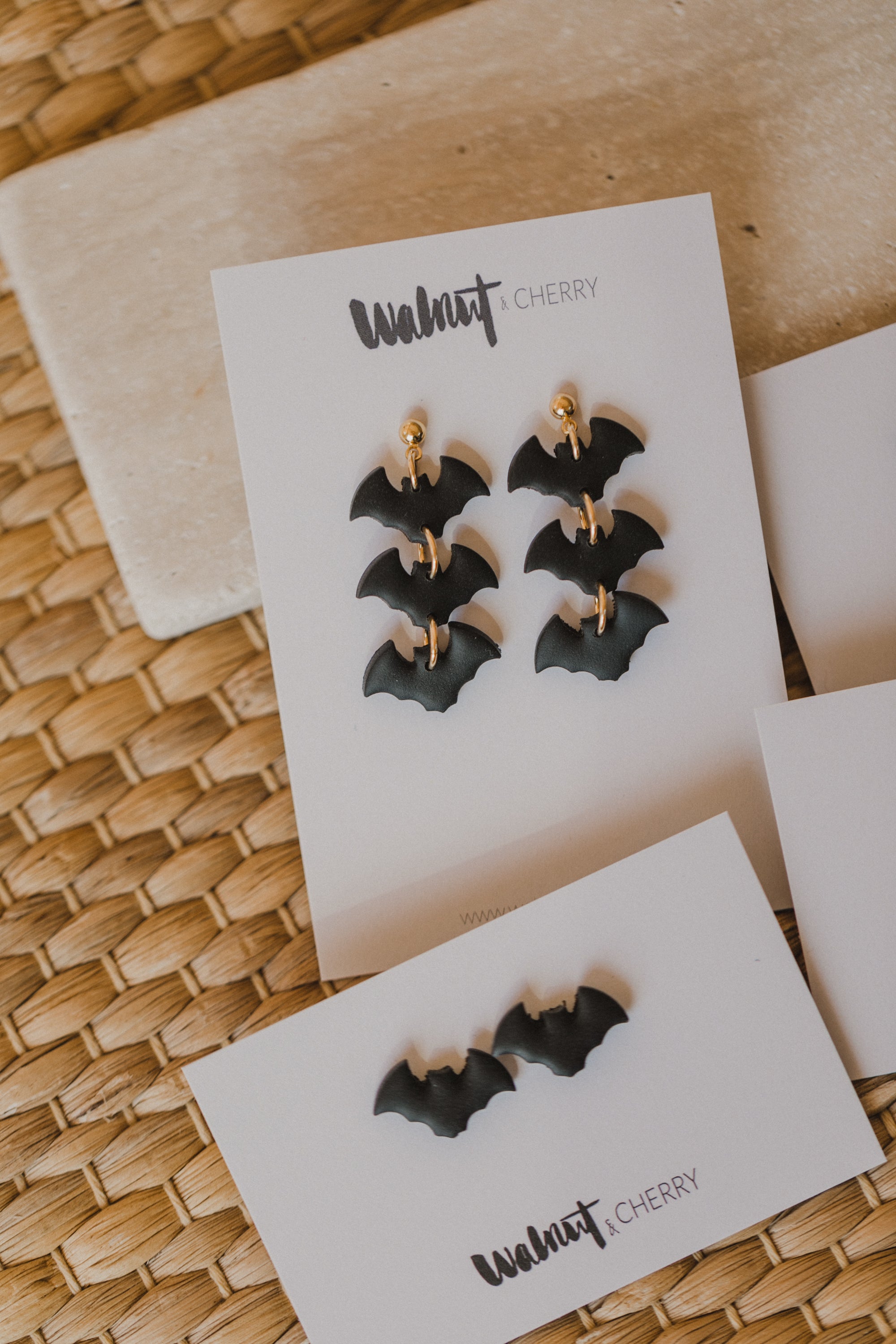 WREN - schwarze Fledermaus Ohrringe aus Polymer Ton
