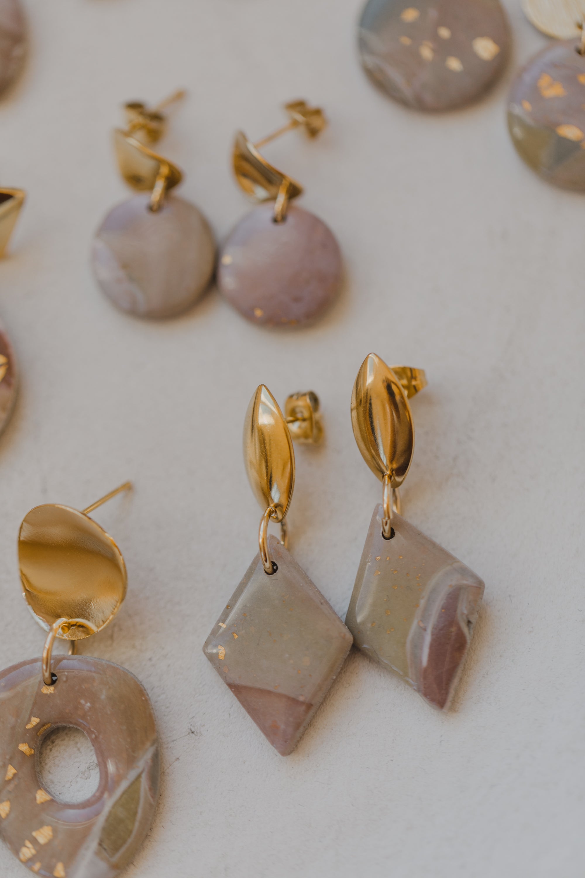 glänzende Polymer Ton Rauten Ohrringe in Herbstfarben