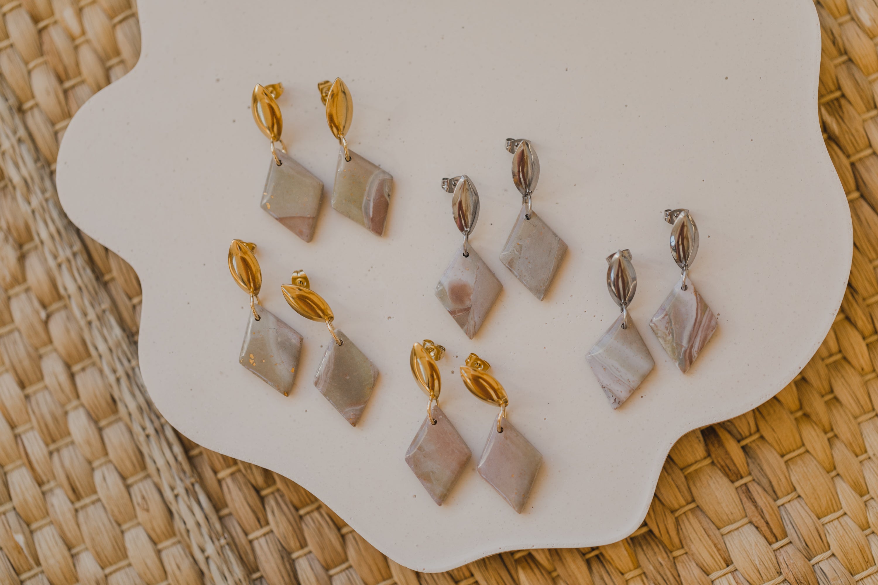 glänzende Polymer Ton Rauten Ohrringe in Herbstfarben