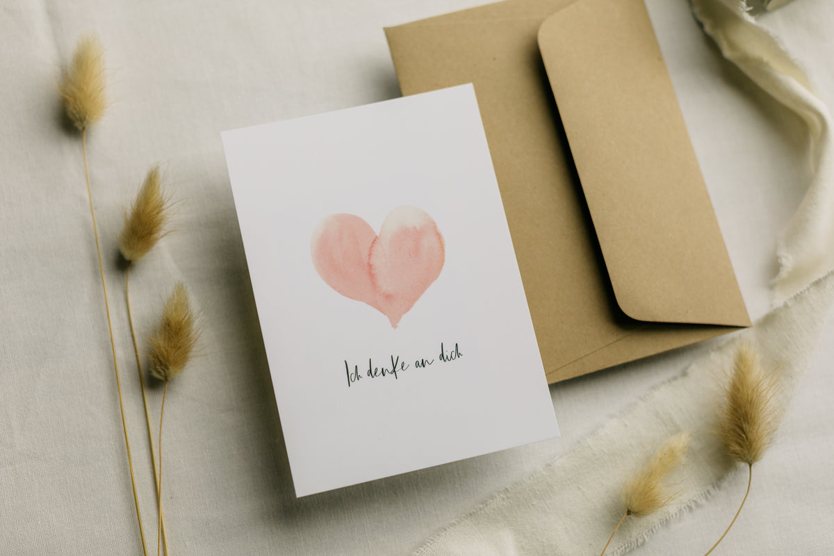 Postkarte rosa Herz mit dem Aufdruck "Ich denke an dich"