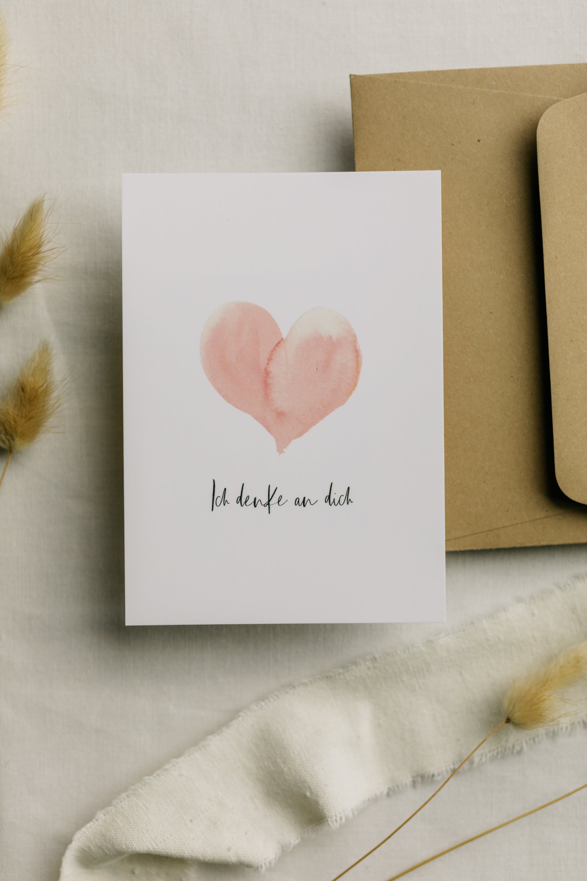 Postkarte rosa Herz mit dem Aufdruck "Ich denke an dich"