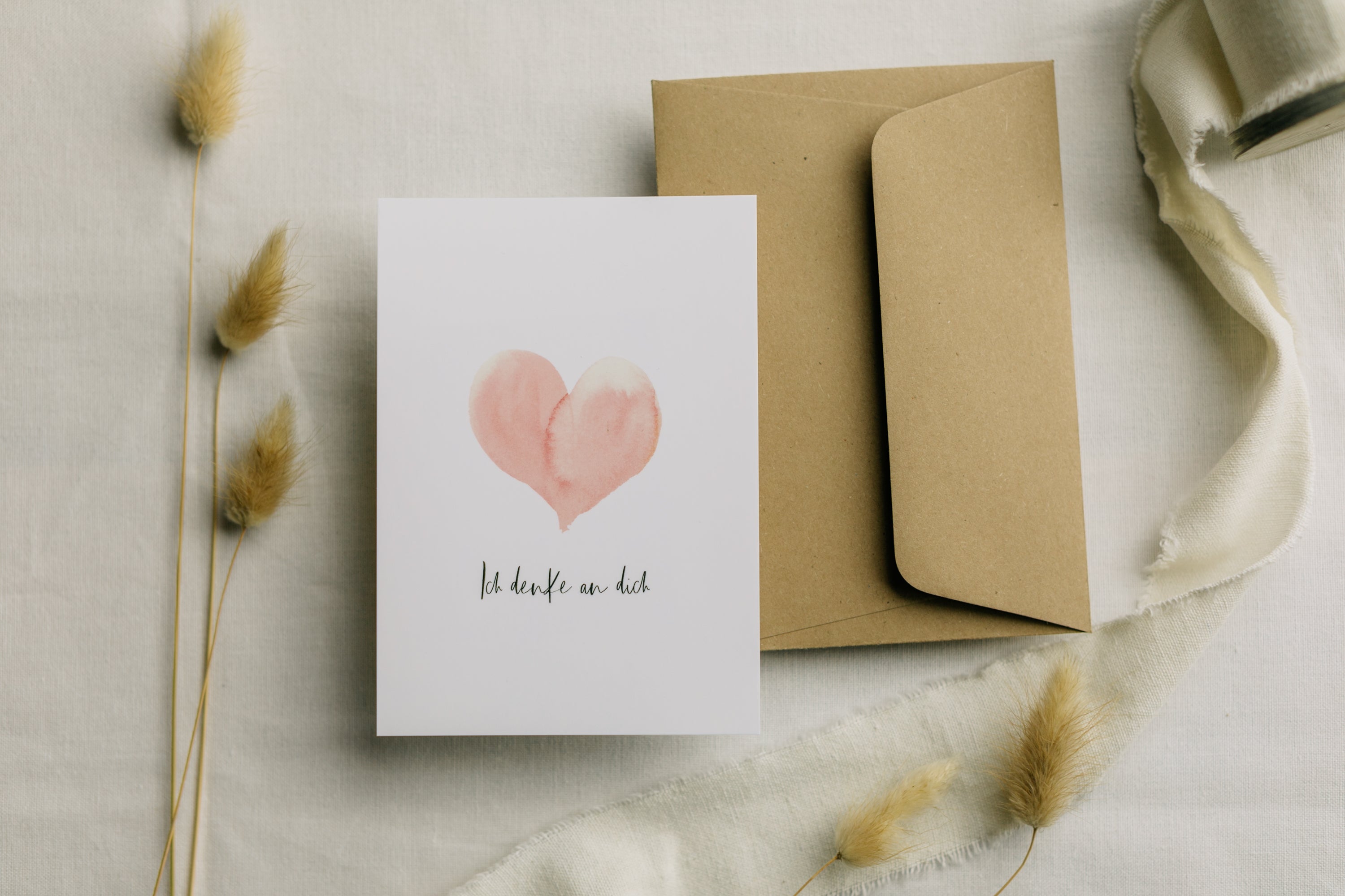 Postkarte rosa Herz mit dem Aufdruck "Ich denke an dich"