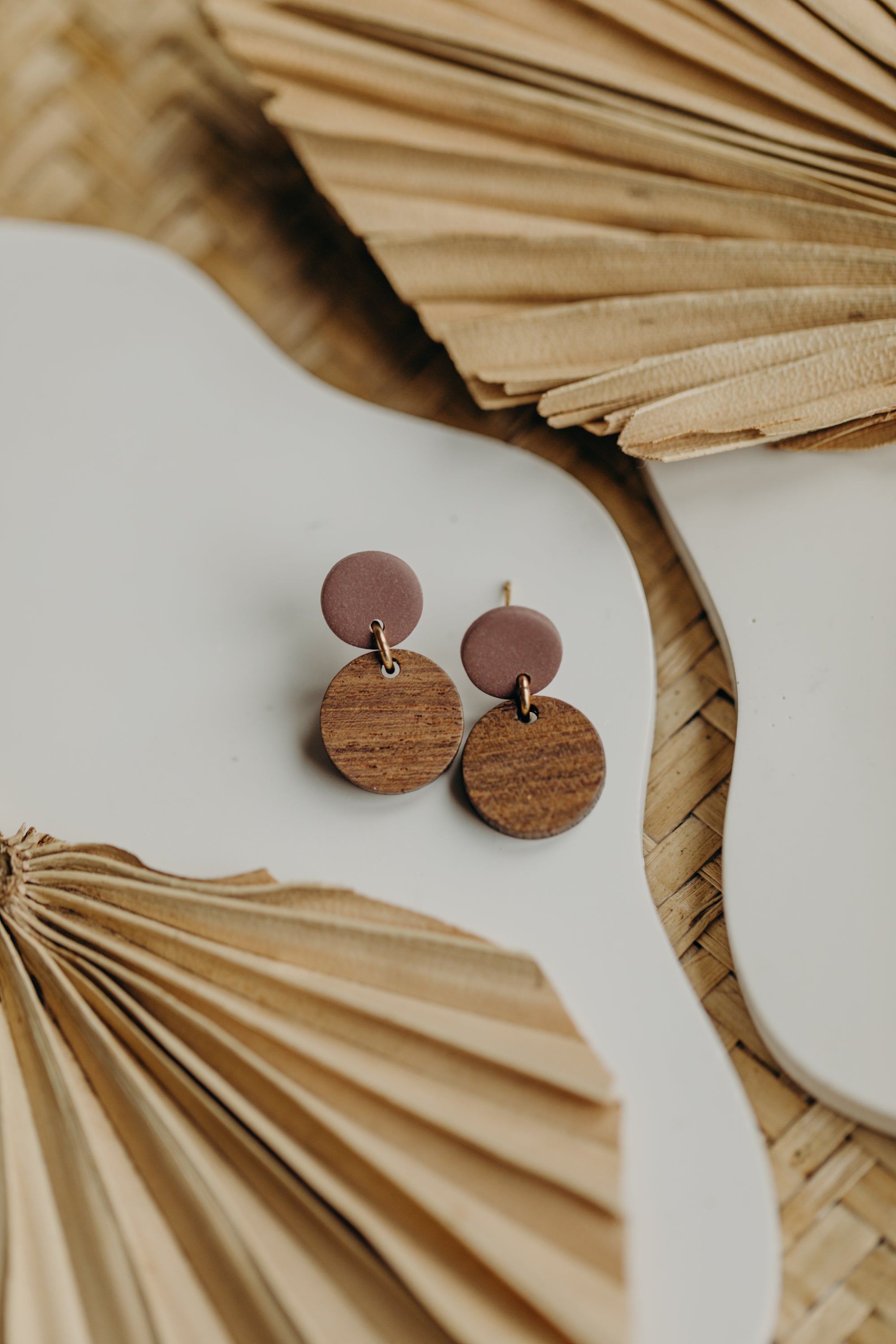 YUMI - runde Polymer Ton Ohrringe mit rundem Holzanhänger in Mauve