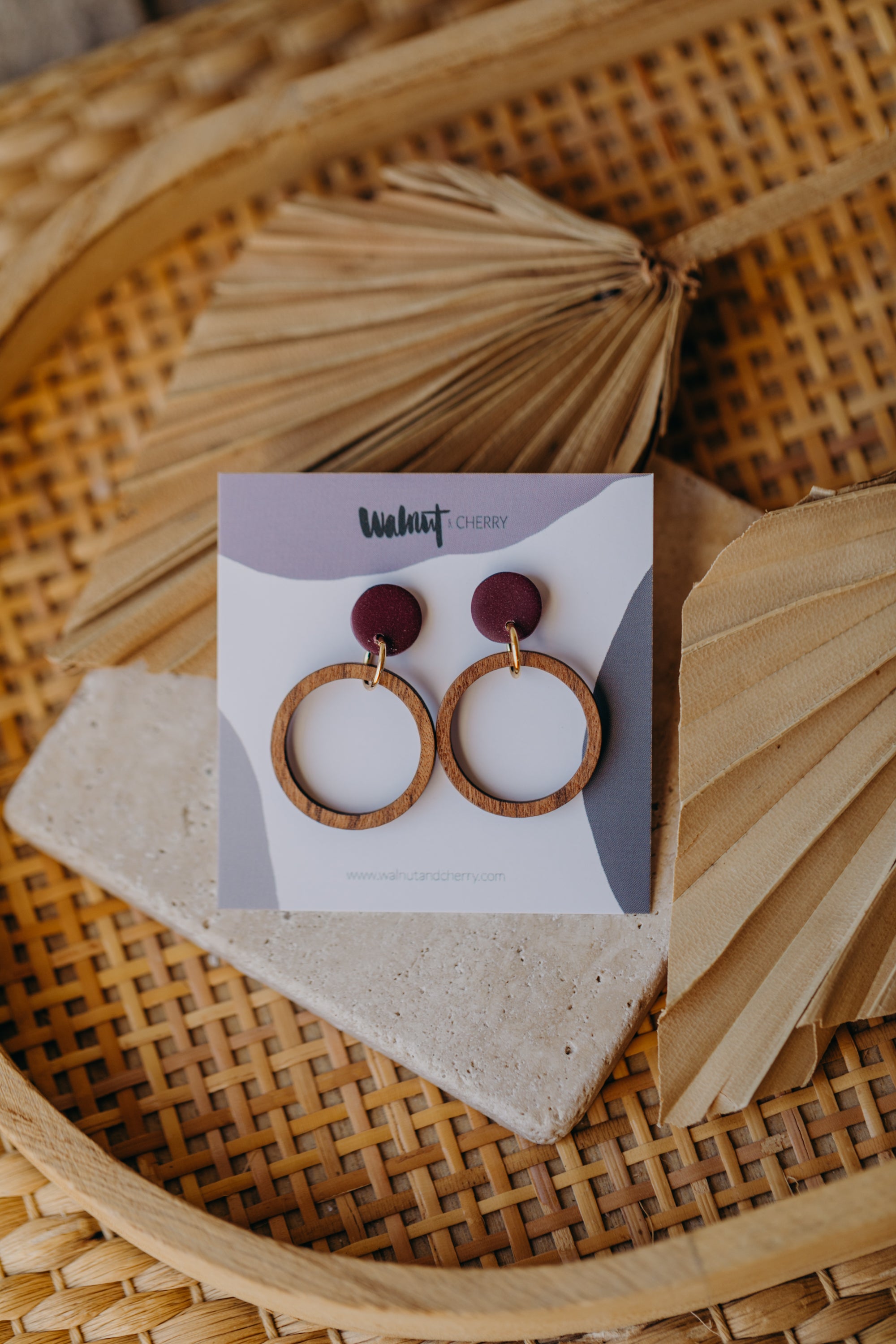 MALIA - runde Polymer Ton Ohrringe in Pflaume mit Holzanhänger Kreis