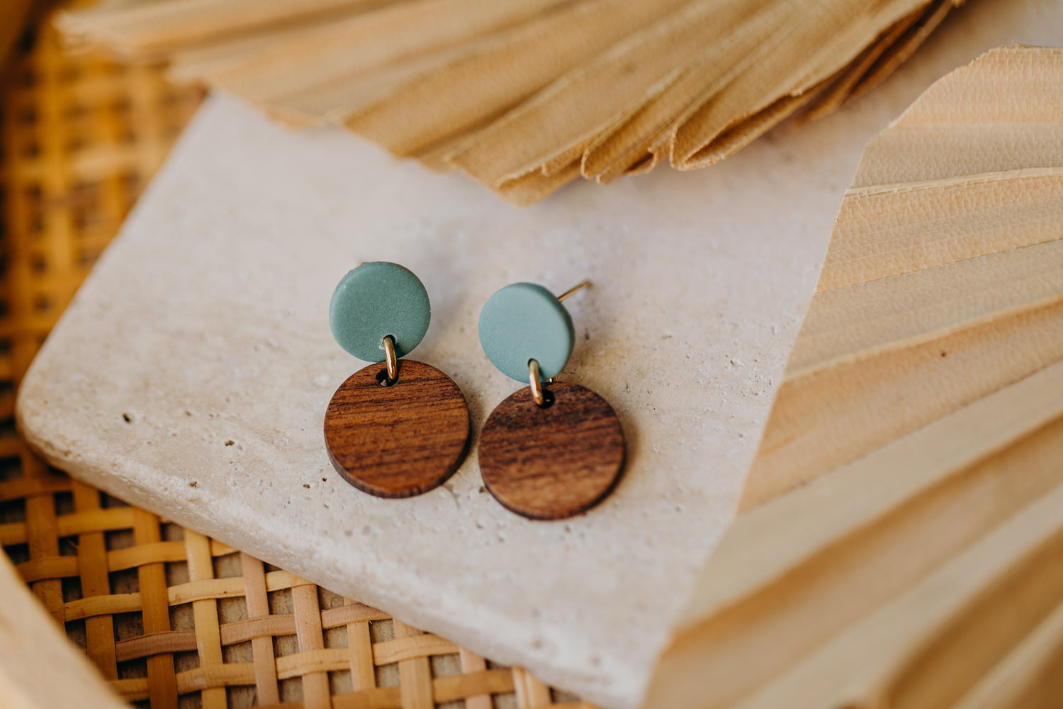 YUMI - runde türkisene Polymer Ton Ohrringe mit rundem Holzanhänger