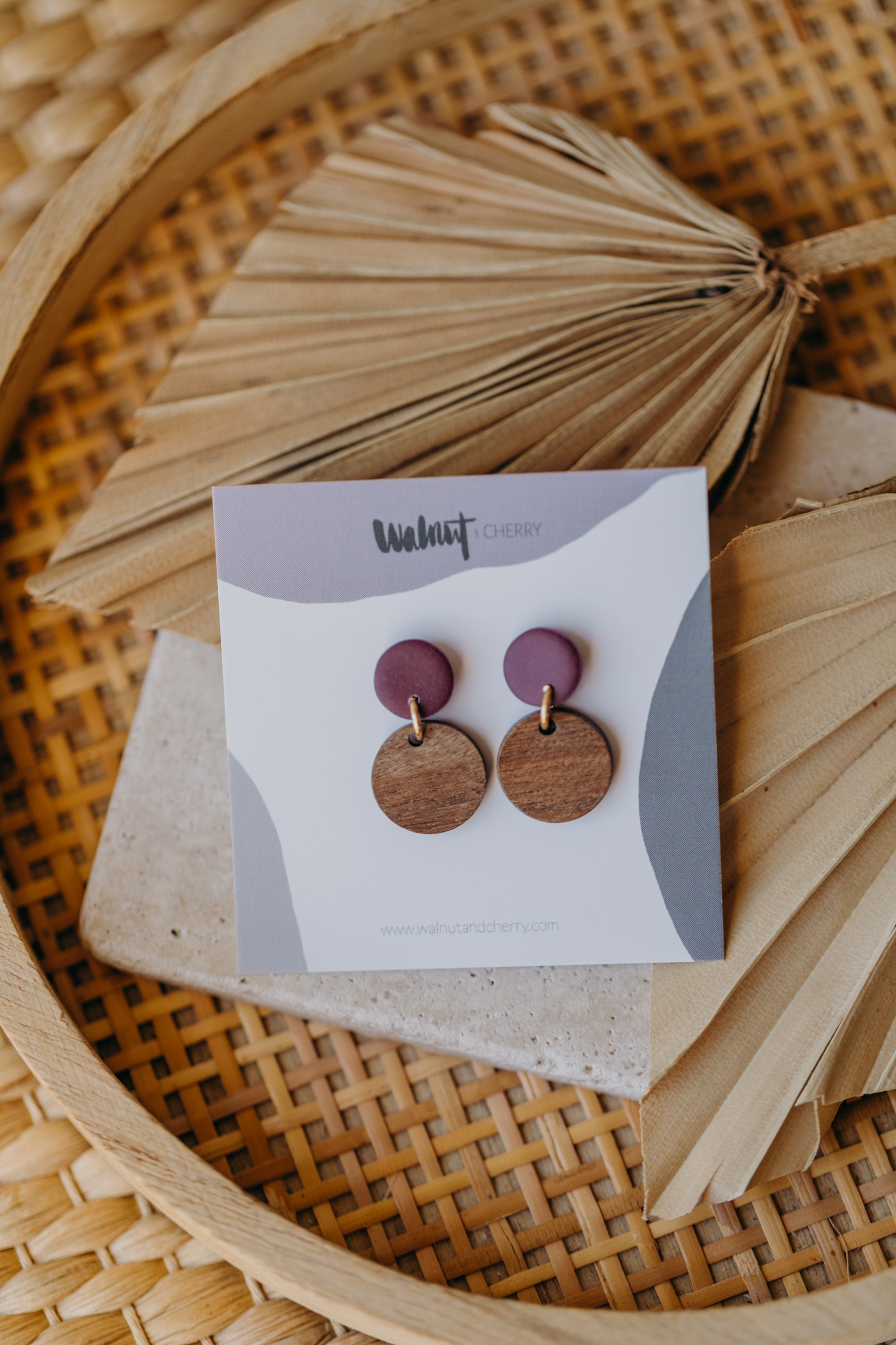 YUMI - runde Polymer Ton Ohrringe in Pflaume mit rundem Holzanhänger