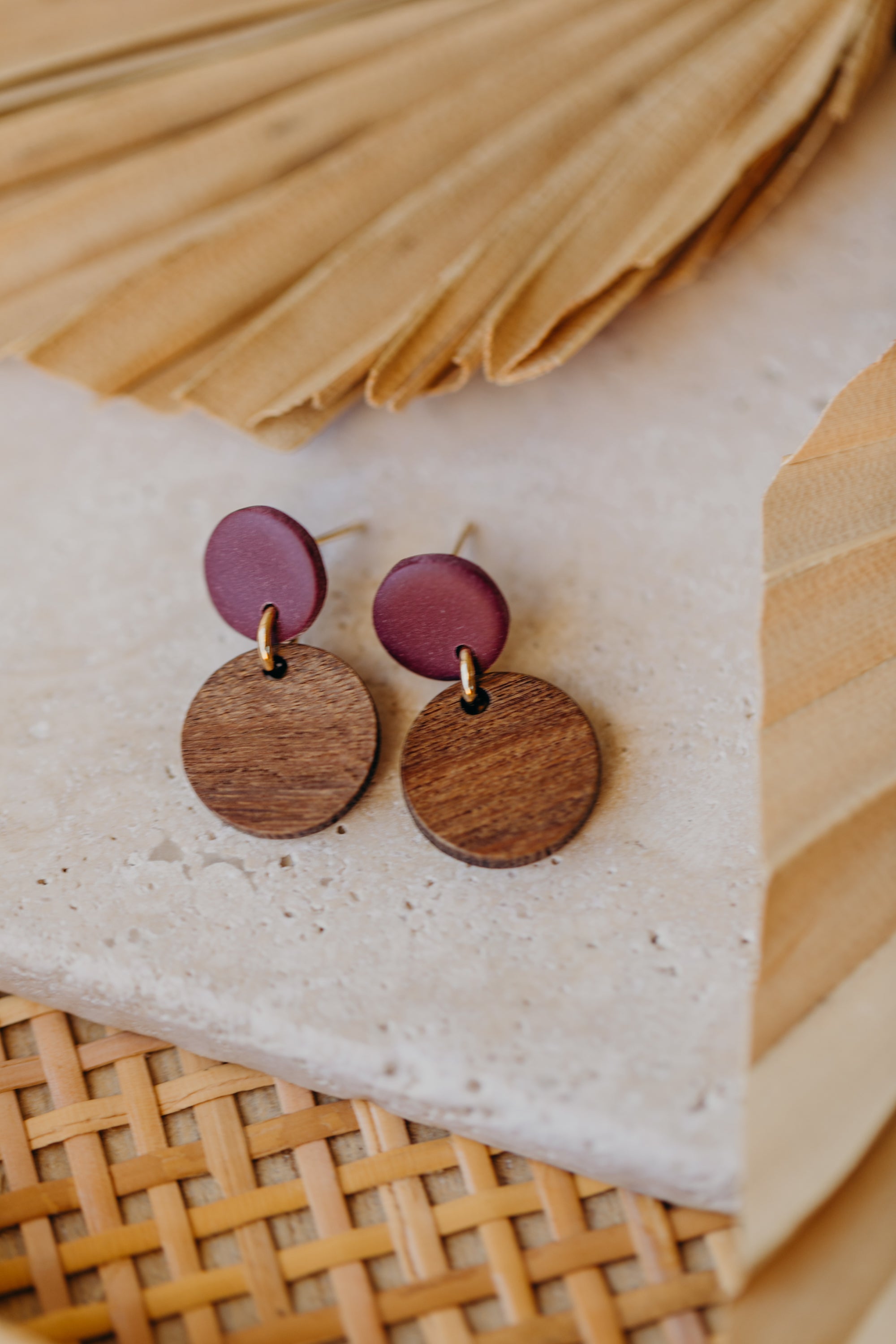YUMI - runde Polymer Ton Ohrringe in Pflaume mit rundem Holzanhänger
