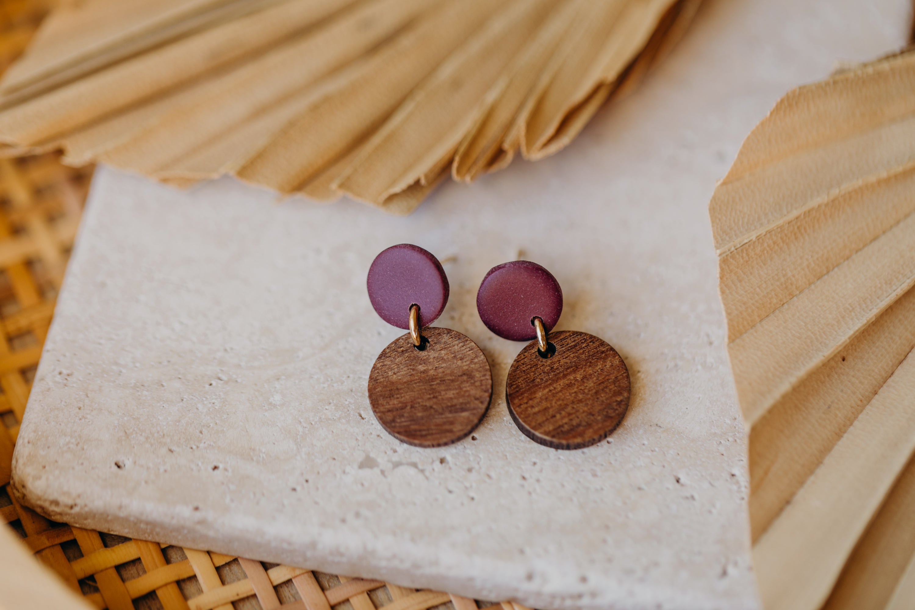 YUMI - runde Polymer Ton Ohrringe in Pflaume mit rundem Holzanhänger