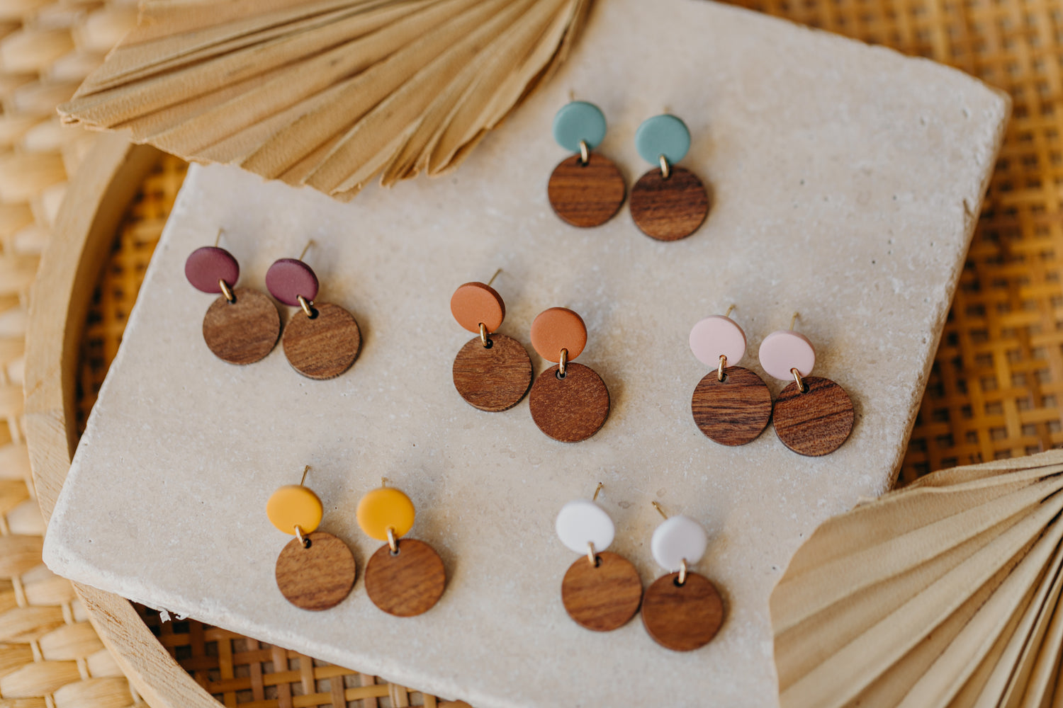YUMI - runde türkisene Polymer Ton Ohrringe mit rundem Holzanhänger