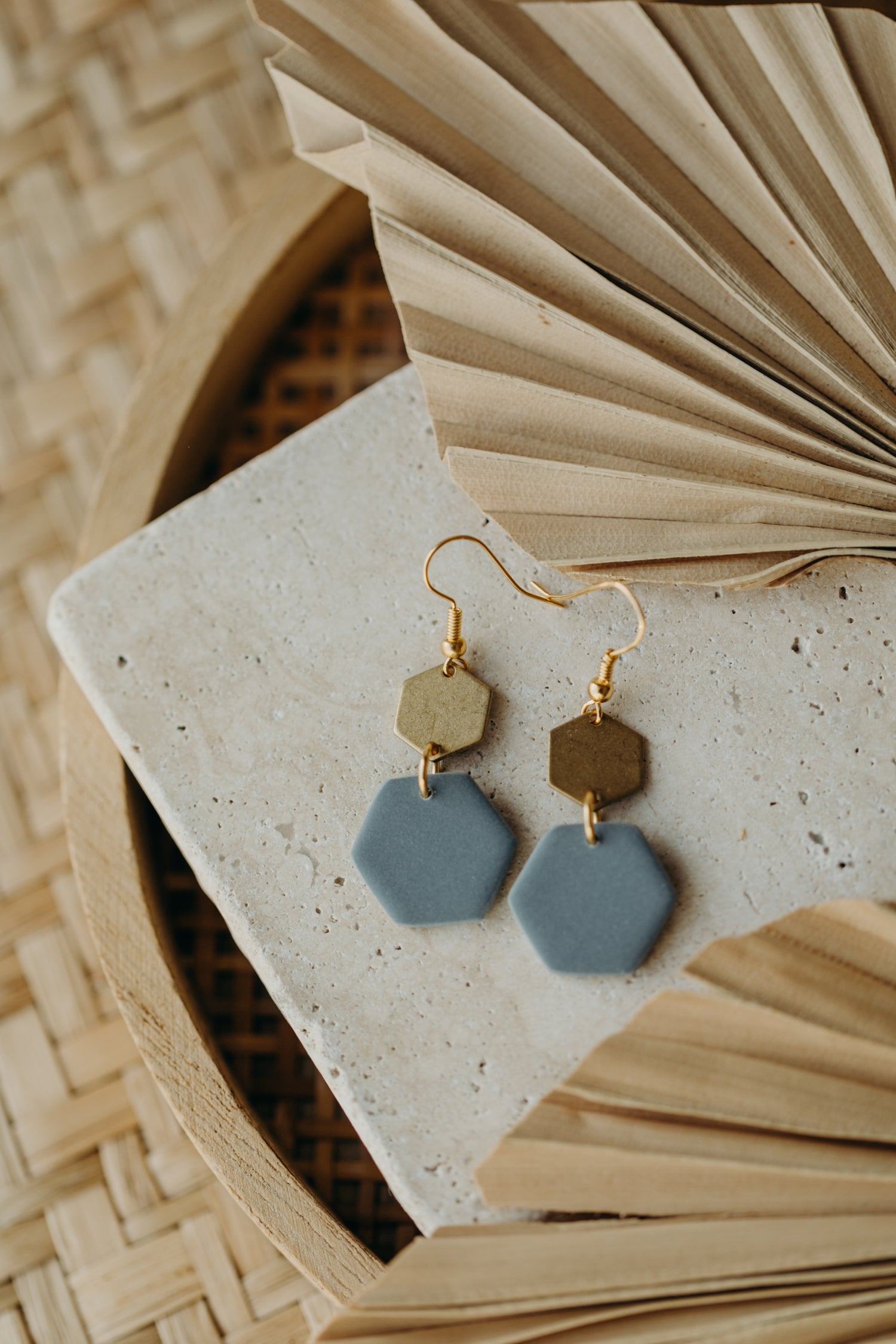 IRINA - sechseckige Polymer Ton Ohrringe mit Messinganhänger in Rauchblau