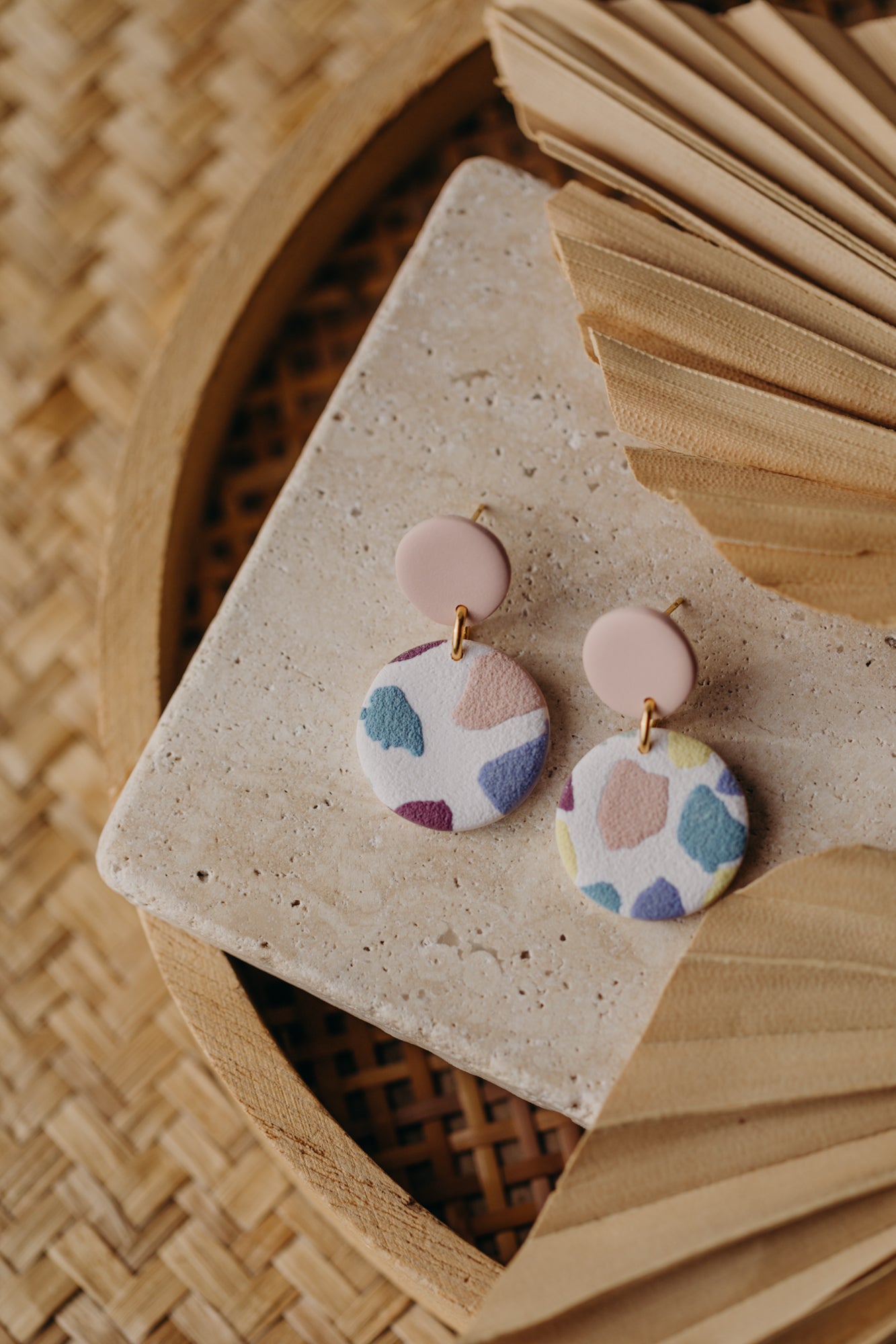 JORA - bunte runde Ohrringe aus Polymer Ton (Rosa)