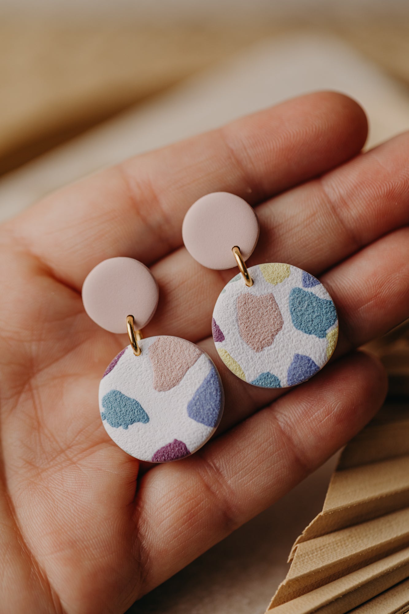 JORA - bunte runde Ohrringe aus Polymer Ton (Rosa)