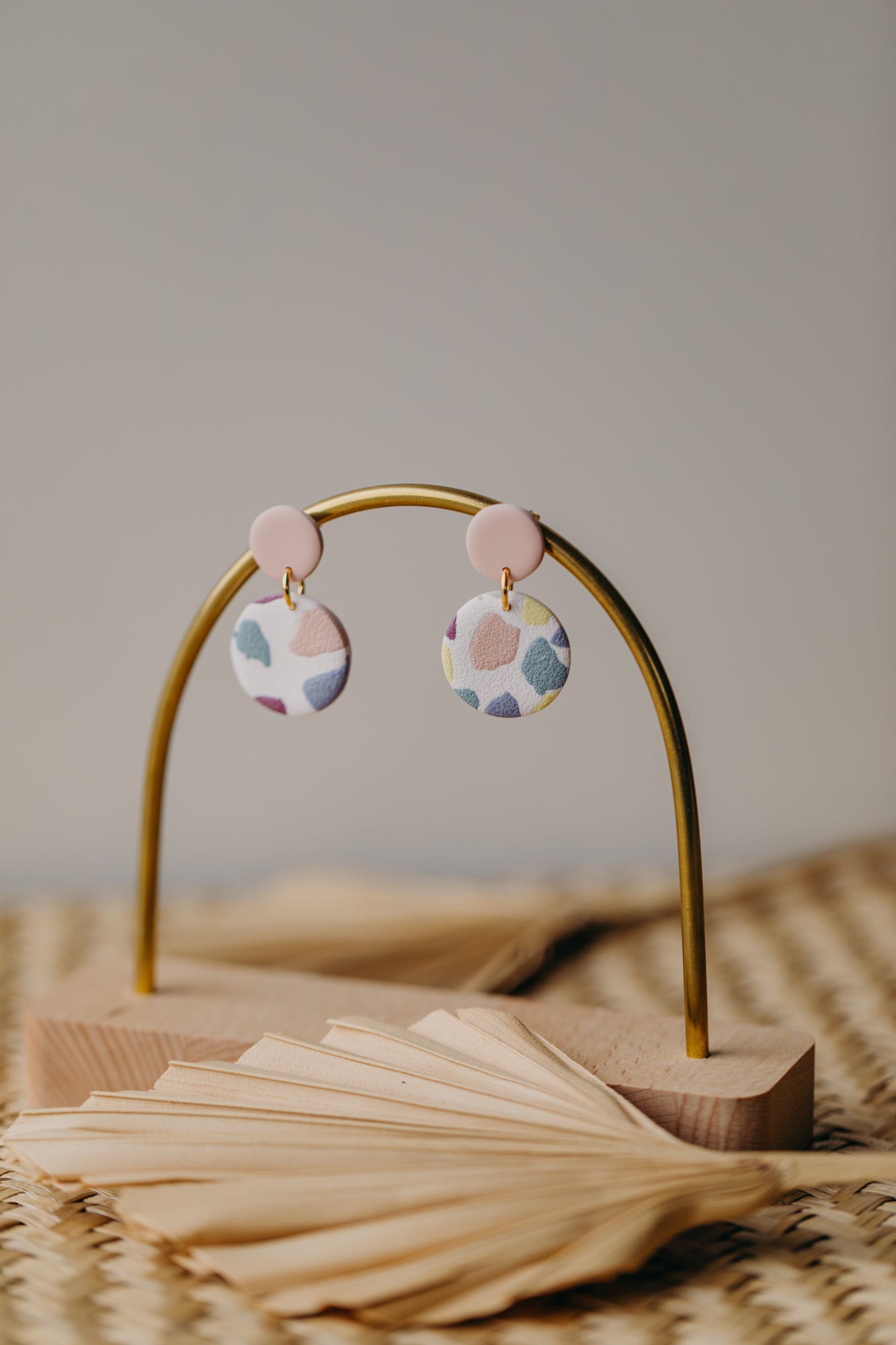 JORA - bunte runde Ohrringe aus Polymer Ton (Rosa)