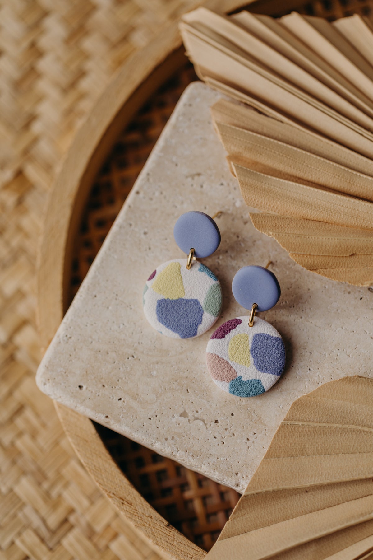 JORA - bunte runde Ohrringe aus Polymer Ton (Distelblau)