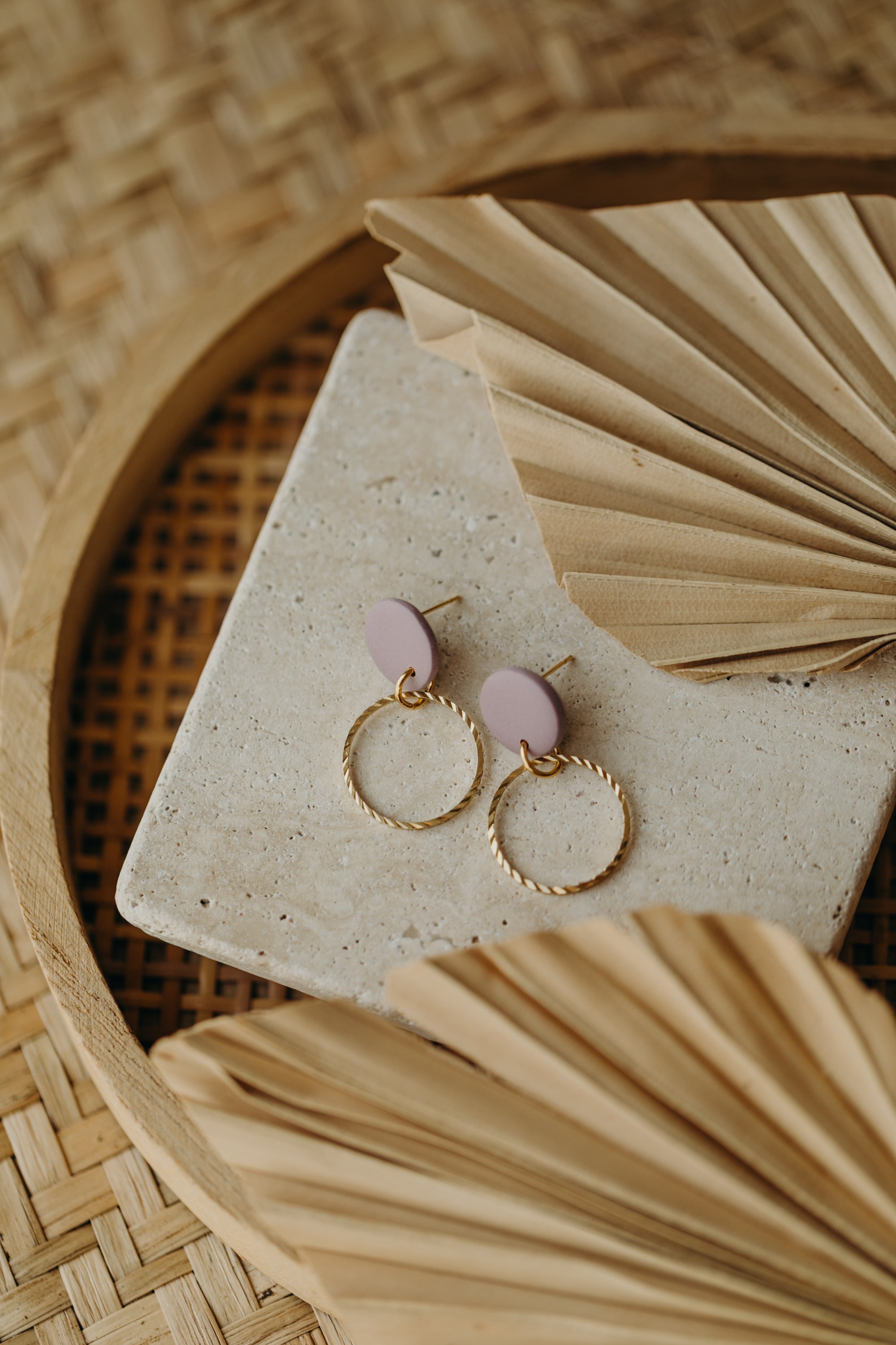 JUNE - runde Ohrringe aus Polymer Ton mit kreisförmigem Messinganhänger in Flieder