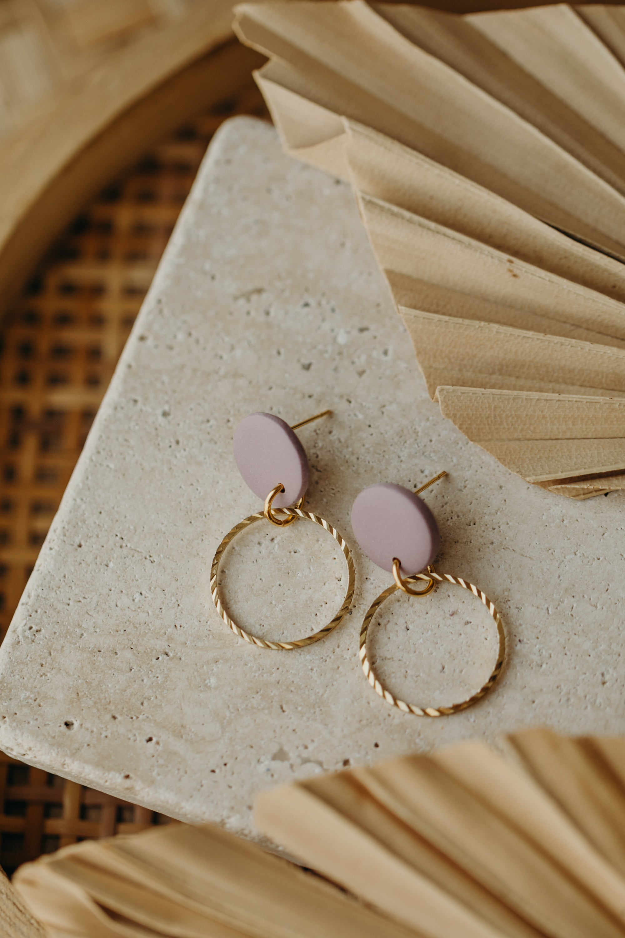 JUNE - runde Ohrringe aus Polymer Ton mit kreisförmigem Messinganhänger in Flieder