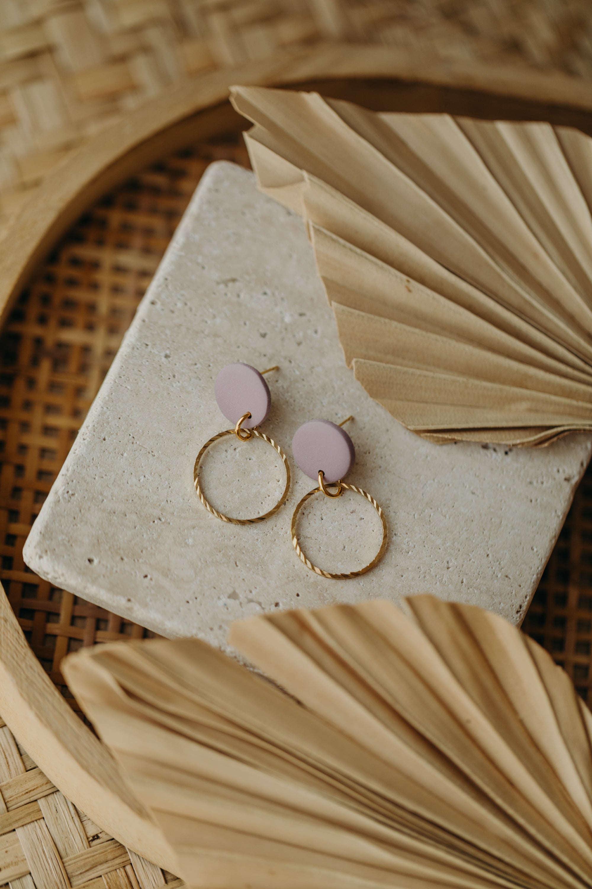 JUNE - runde Ohrringe aus Polymer Ton mit kreisförmigem Messinganhänger in Flieder