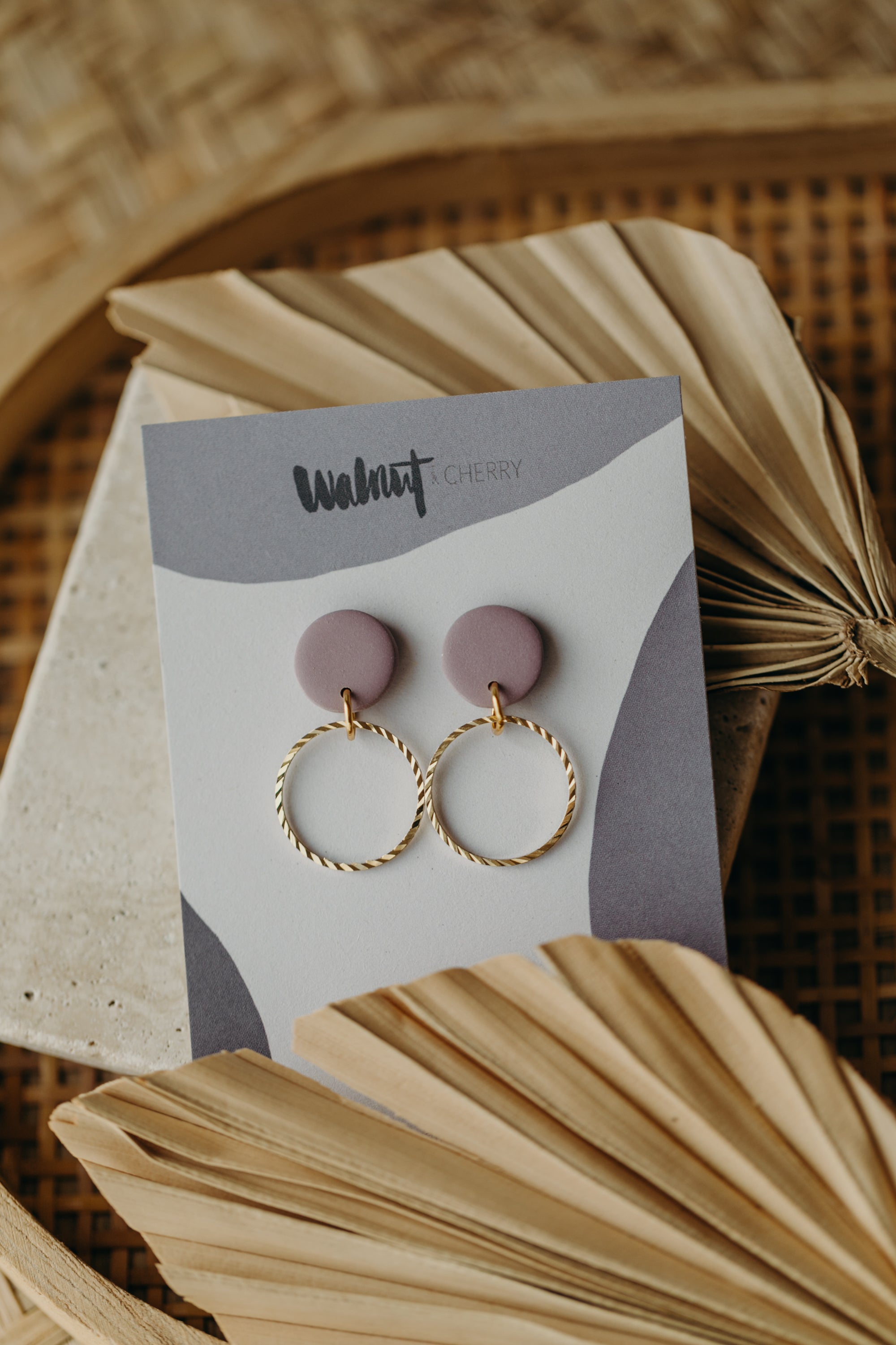 JUNE - runde Ohrringe aus Polymer Ton mit kreisförmigem Messinganhänger in Flieder