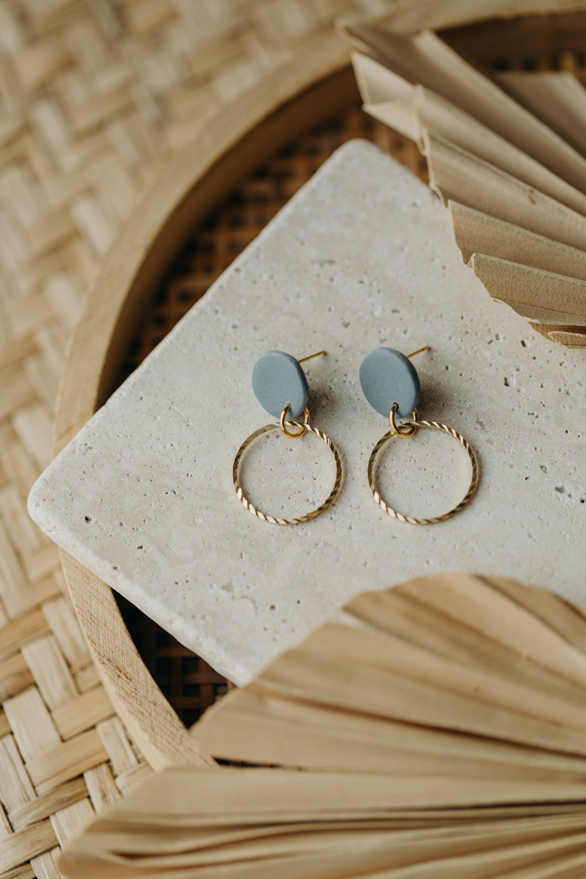 JUNE - runde Ohrringe aus Polymer Ton mit kreisförmigem Messinganhänger in Rauchblau