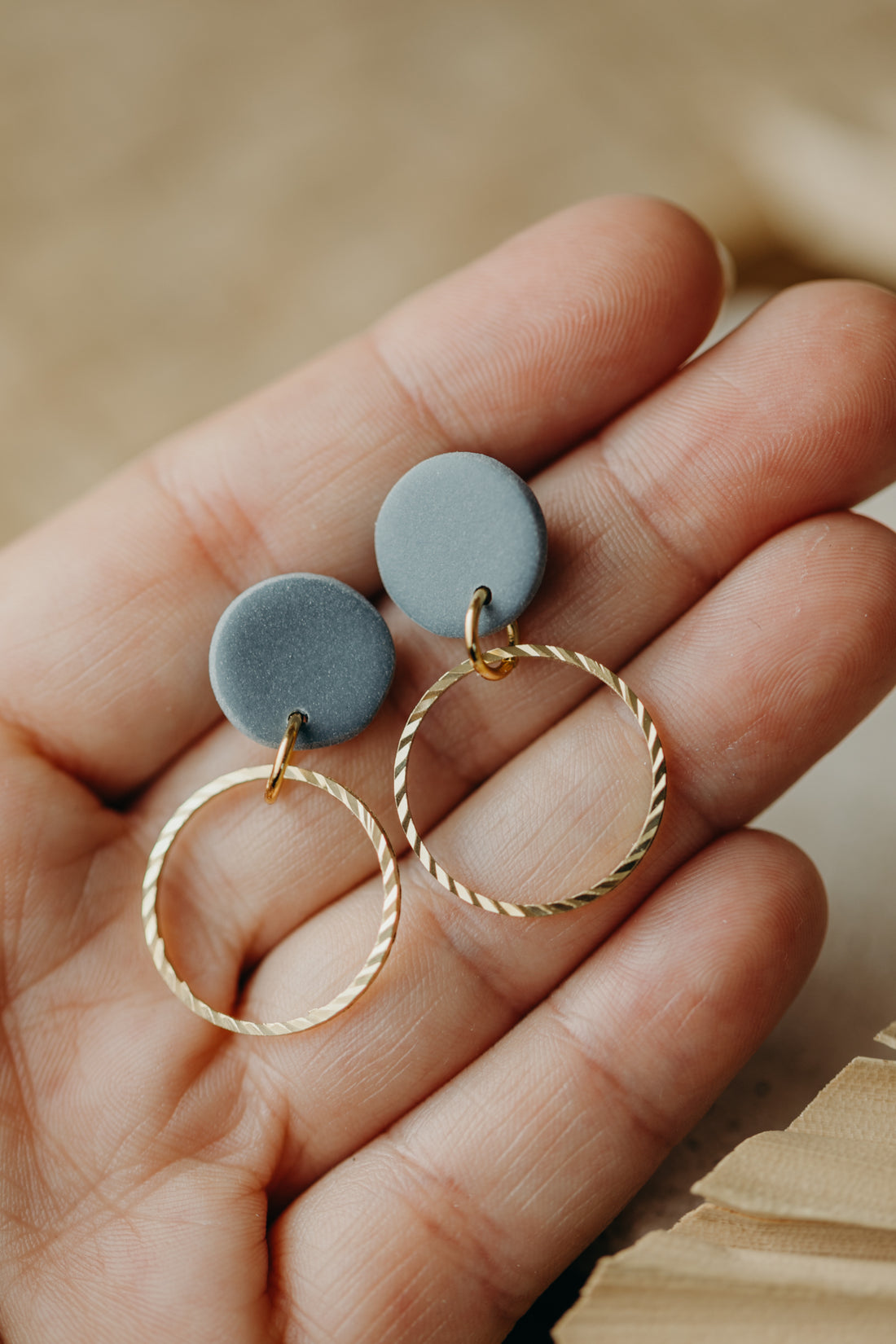 JUNE - runde Ohrringe aus Polymer Ton mit kreisförmigem Messinganhänger in Rauchblau