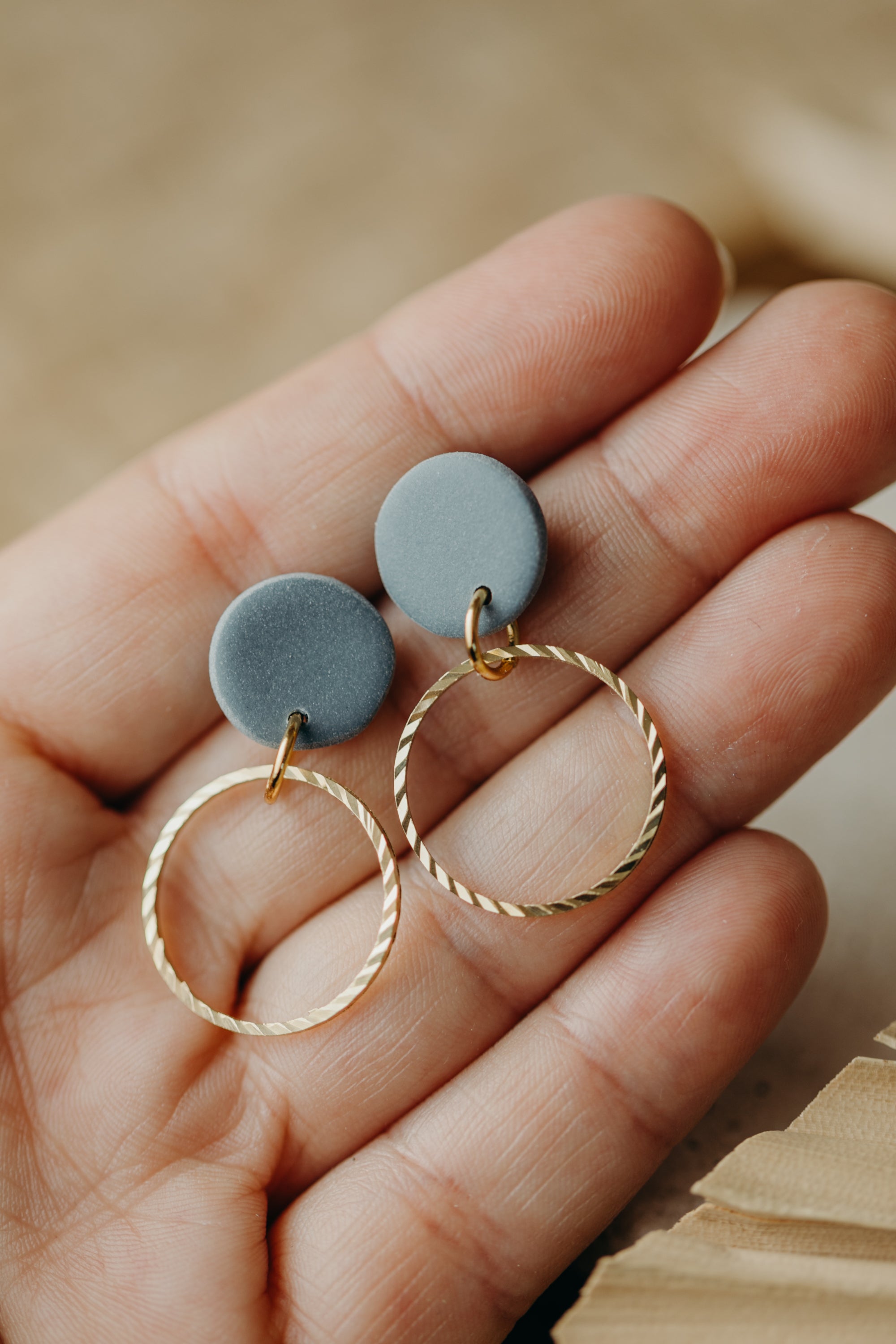 JUNE - runde Ohrringe aus Polymer Ton mit kreisförmigem Messinganhänger in Rauchblau
