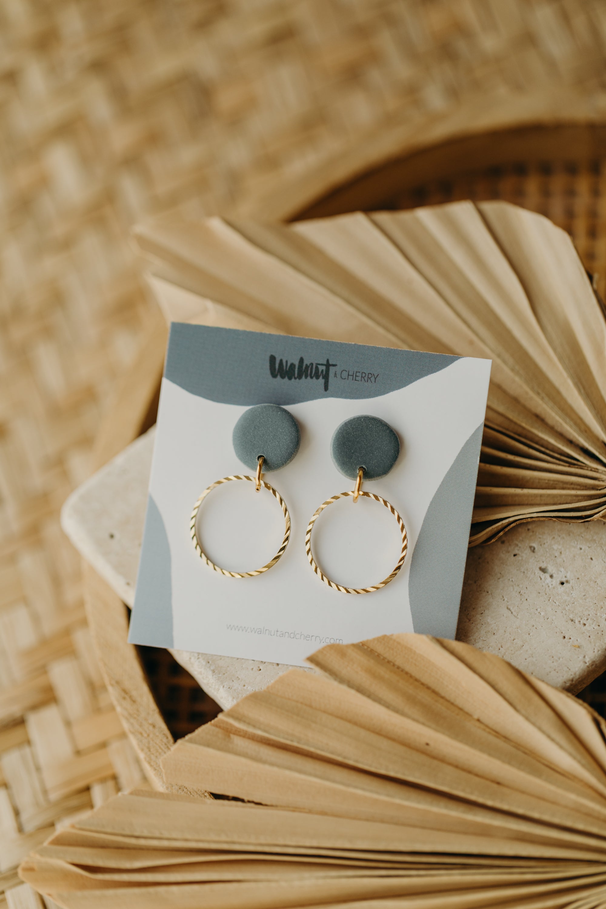 JUNE - runde Ohrringe aus Polymer Ton mit kreisförmigem Messinganhänger in Rauchblau