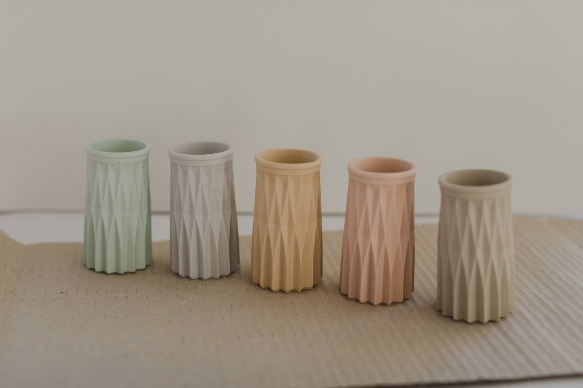kleine bunte Vasen mit Muster