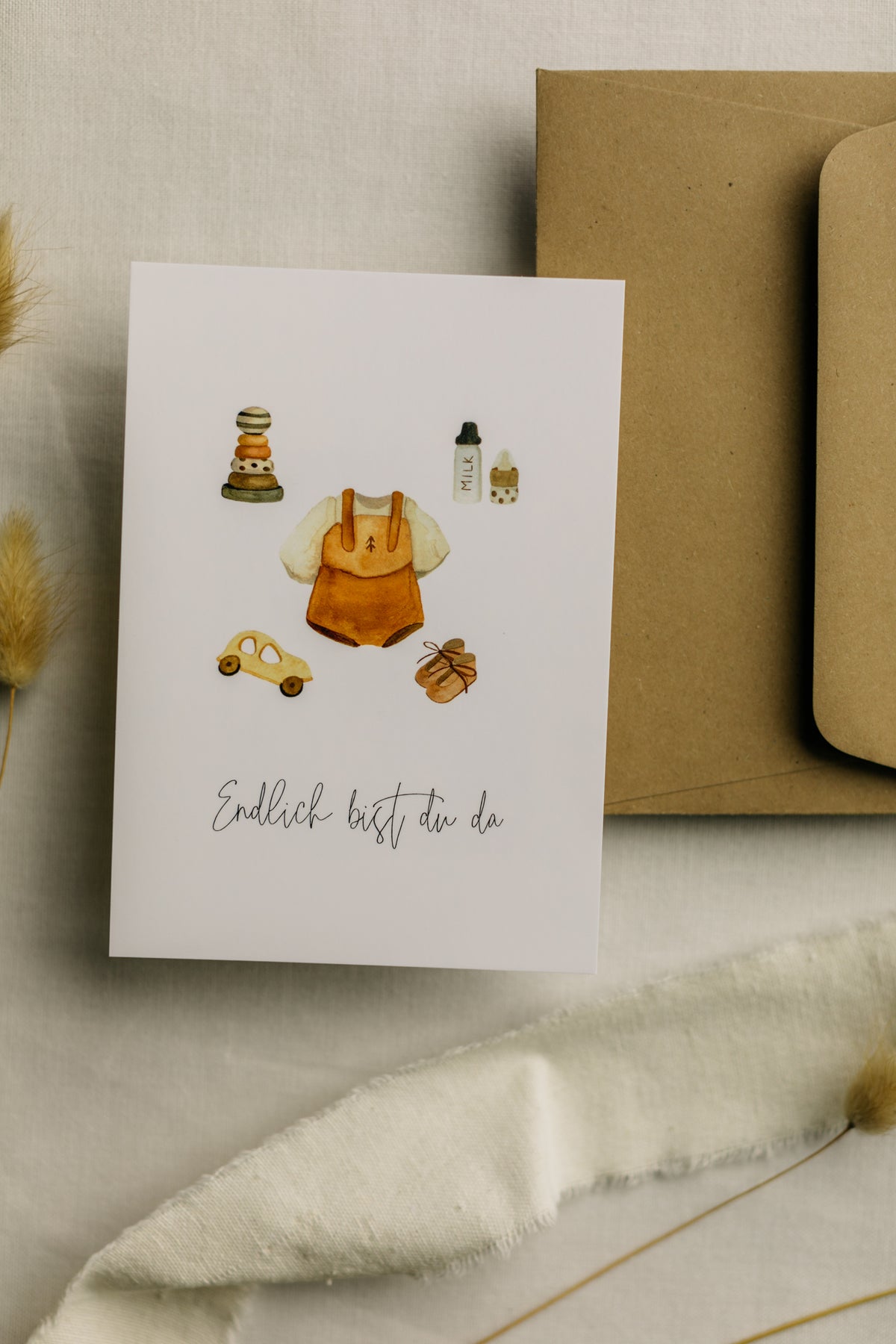 Postkarte Babymotive Junge mit dem Aufdruck "Endlich bist du da"