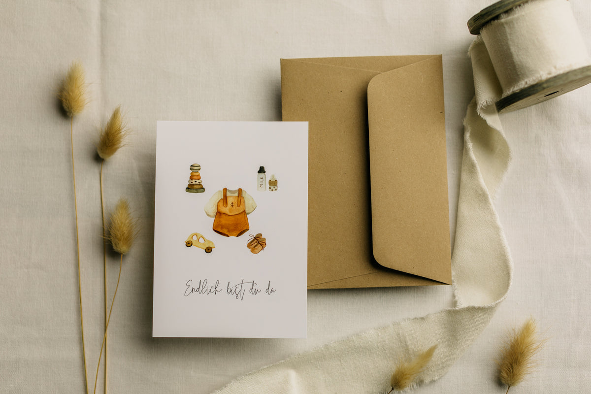 Postkarte Babymotive Junge mit dem Aufdruck "Endlich bist du da"