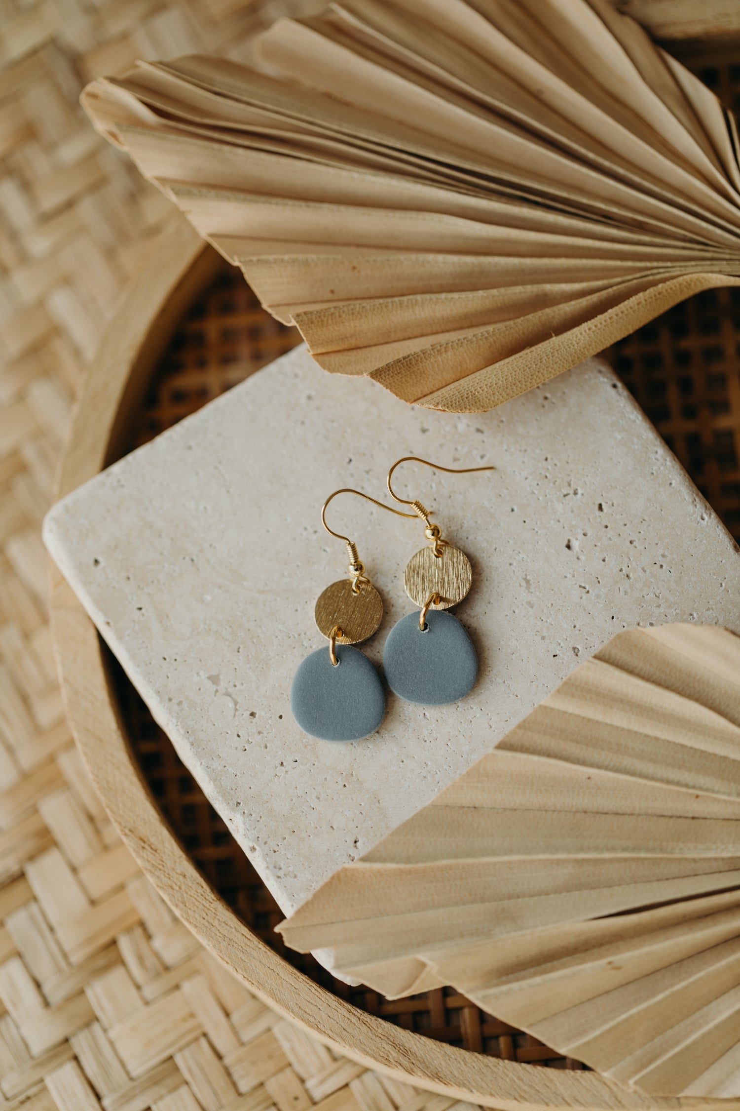 KEELA - ovale Polymer Ton Ohrring in Rauchblau