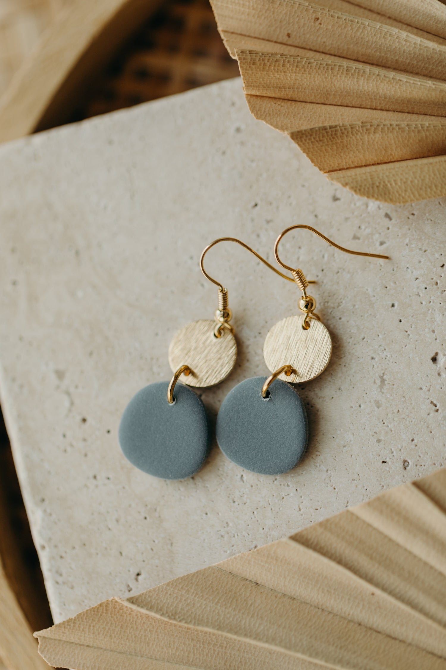 KEELA - ovale Polymer Ton Ohrring in Rauchblau