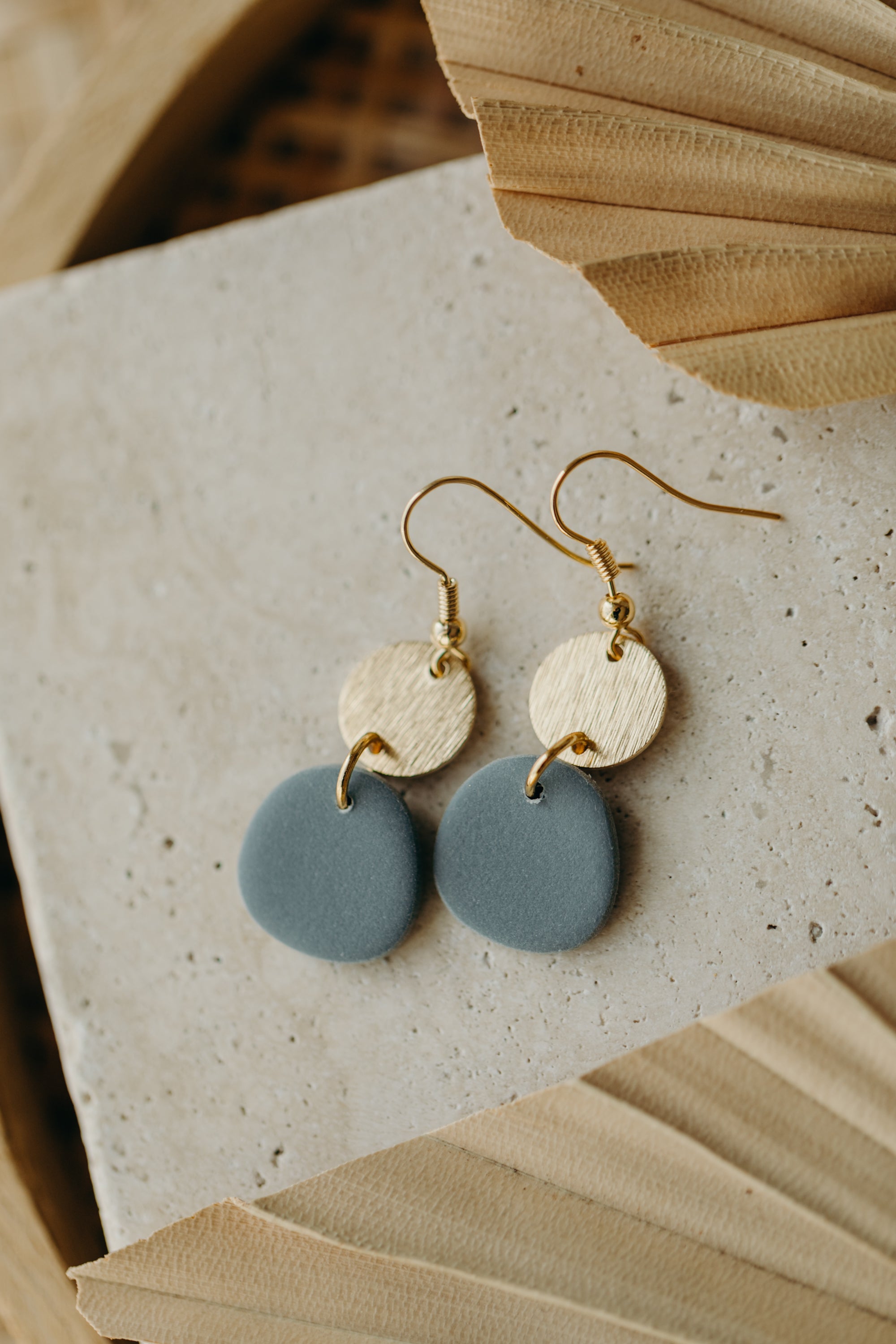 KEELA - ovale Polymer Ton Ohrring in Rauchblau