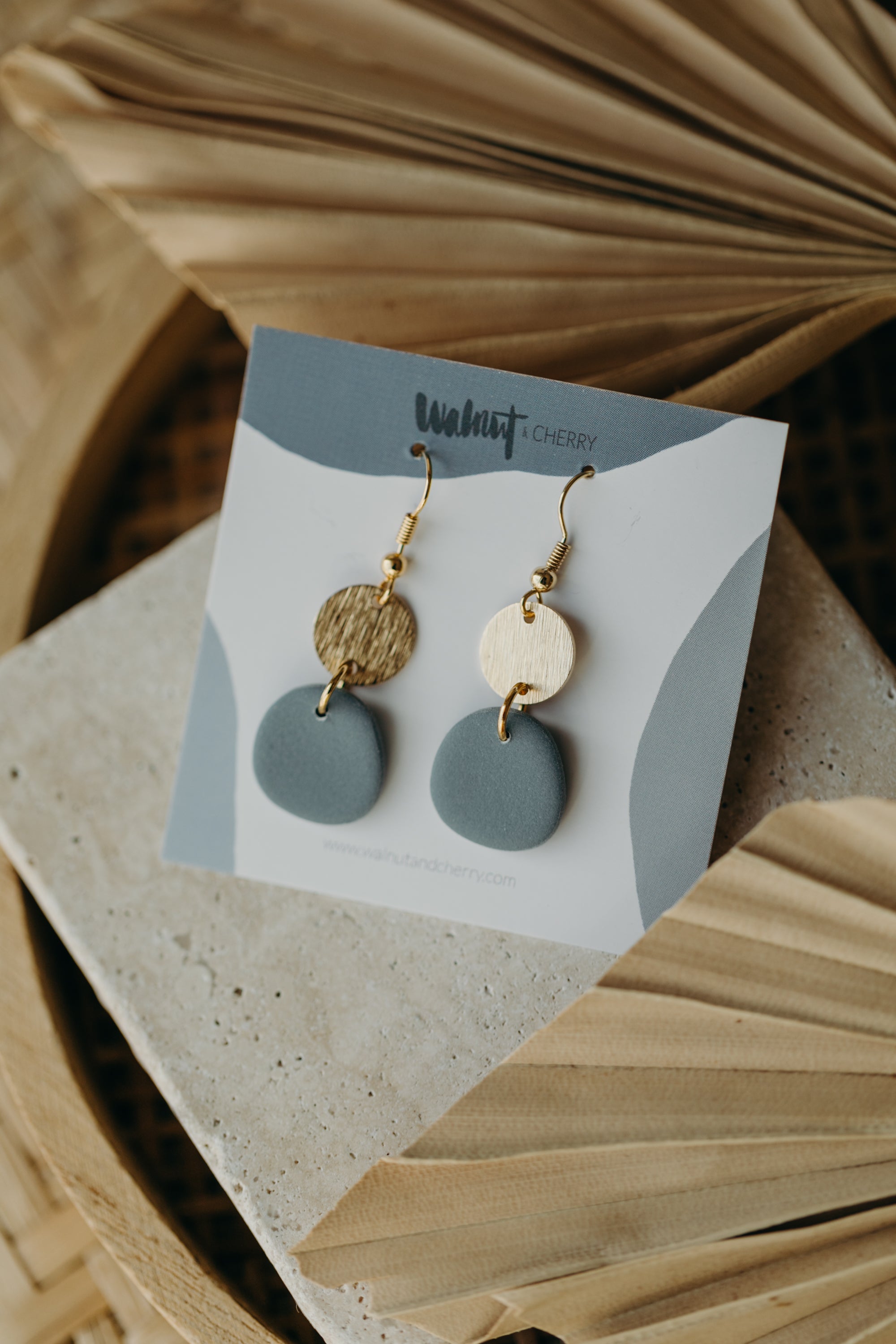 KEELA - ovale Polymer Ton Ohrring in Rauchblau