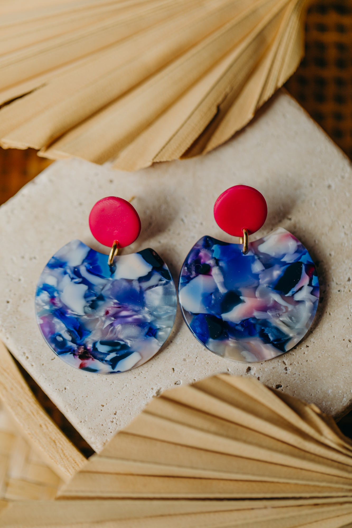 KENA – Statement Ohrringe in Himbeere & blauem Muster