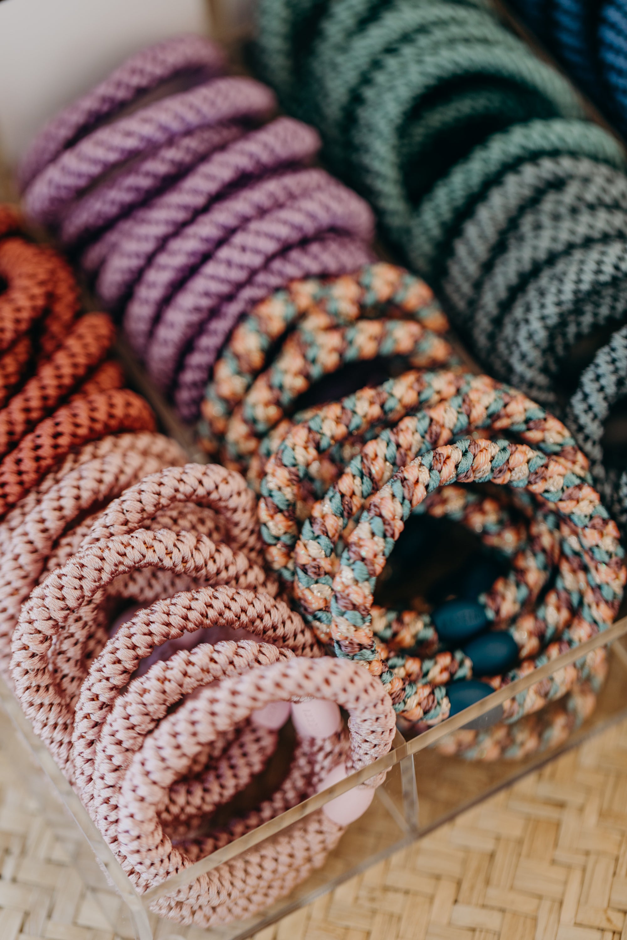 KKNEKKI Hair Tie Set 003: 4 hair ties in a set in pink and red tones