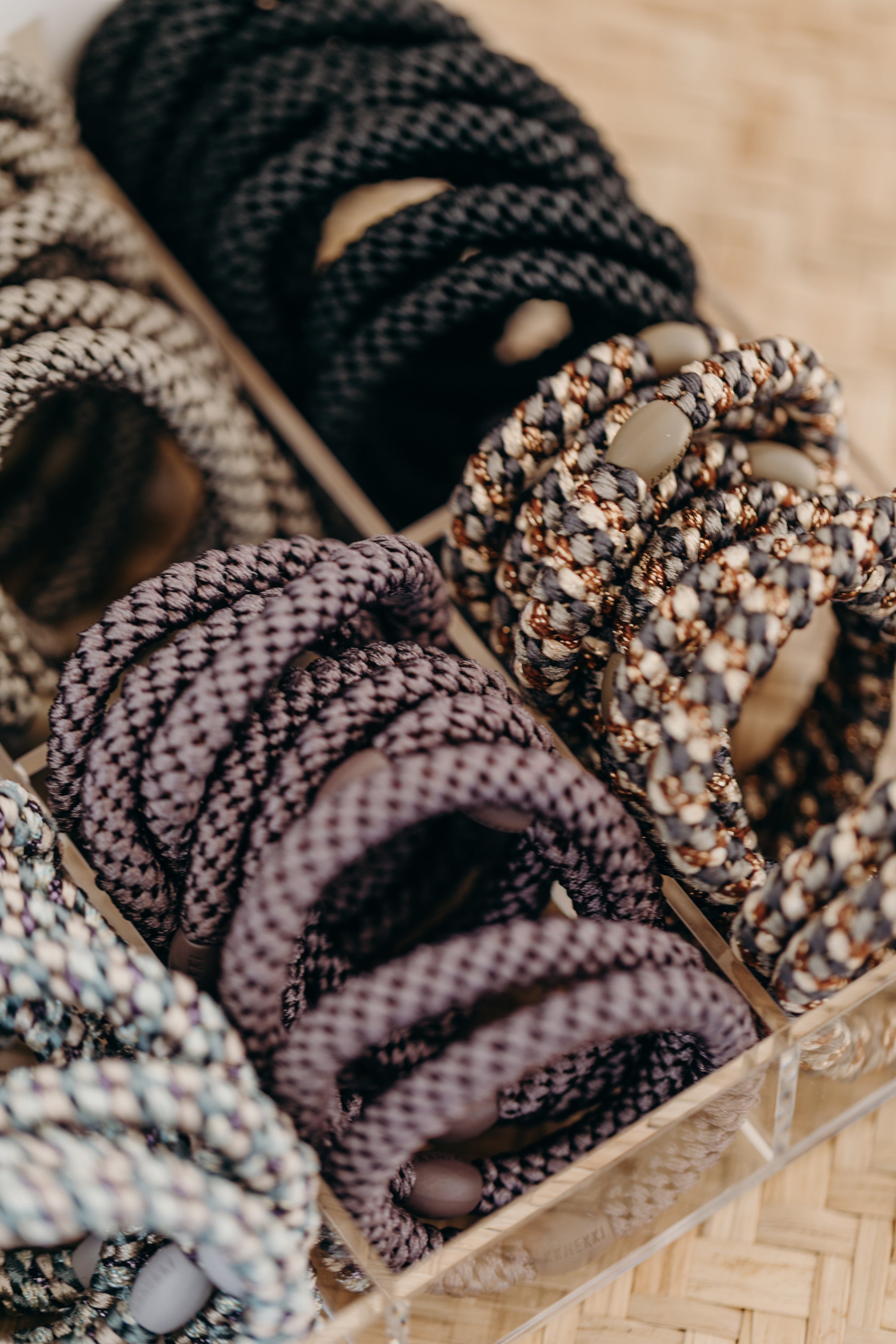 KKNEKKI Hair Tie Set 008: 4 hair ties in a set in shades of brown and black