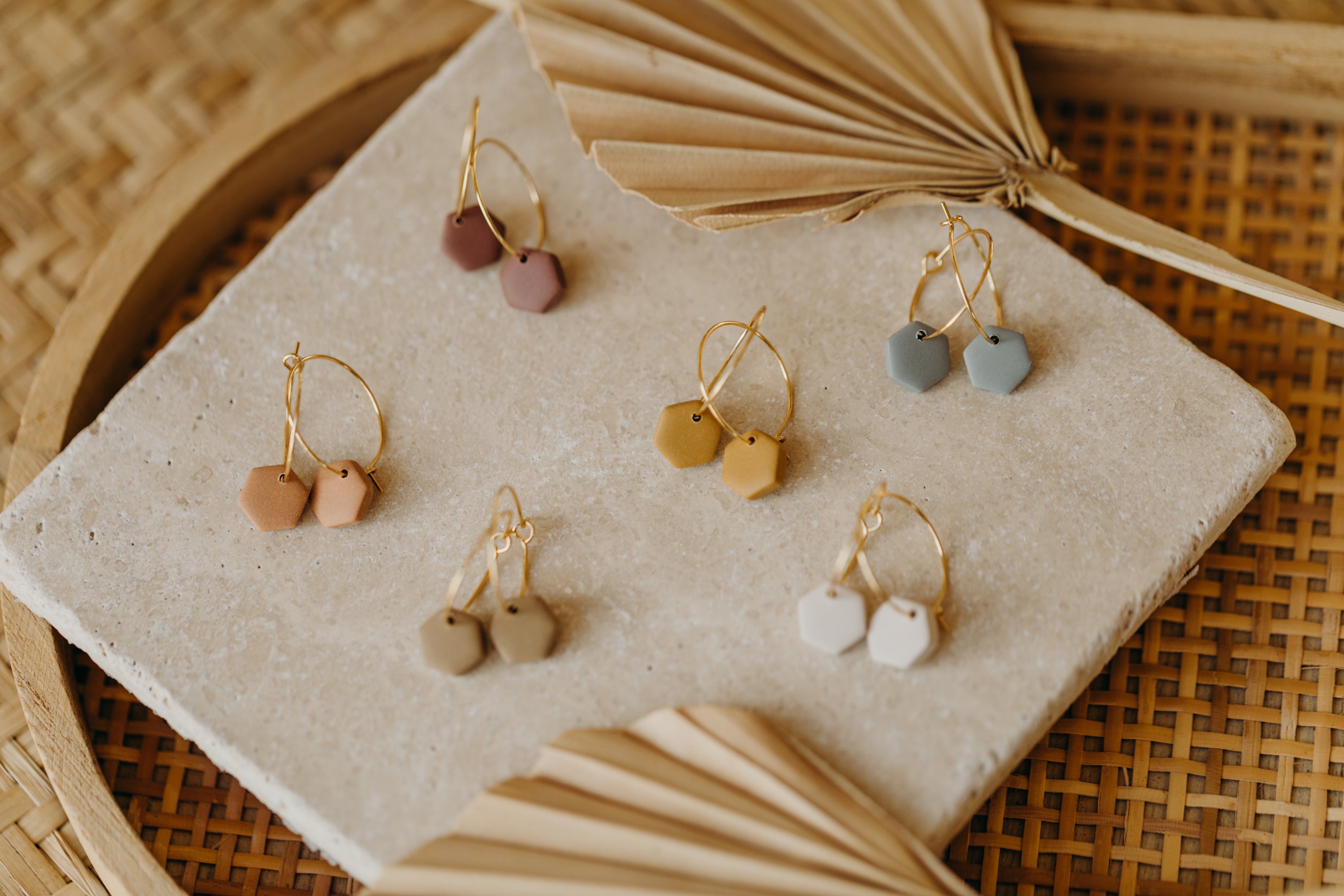 KLEA - kleine Creolen mit sechseckigem Polymer Ton Anhänger