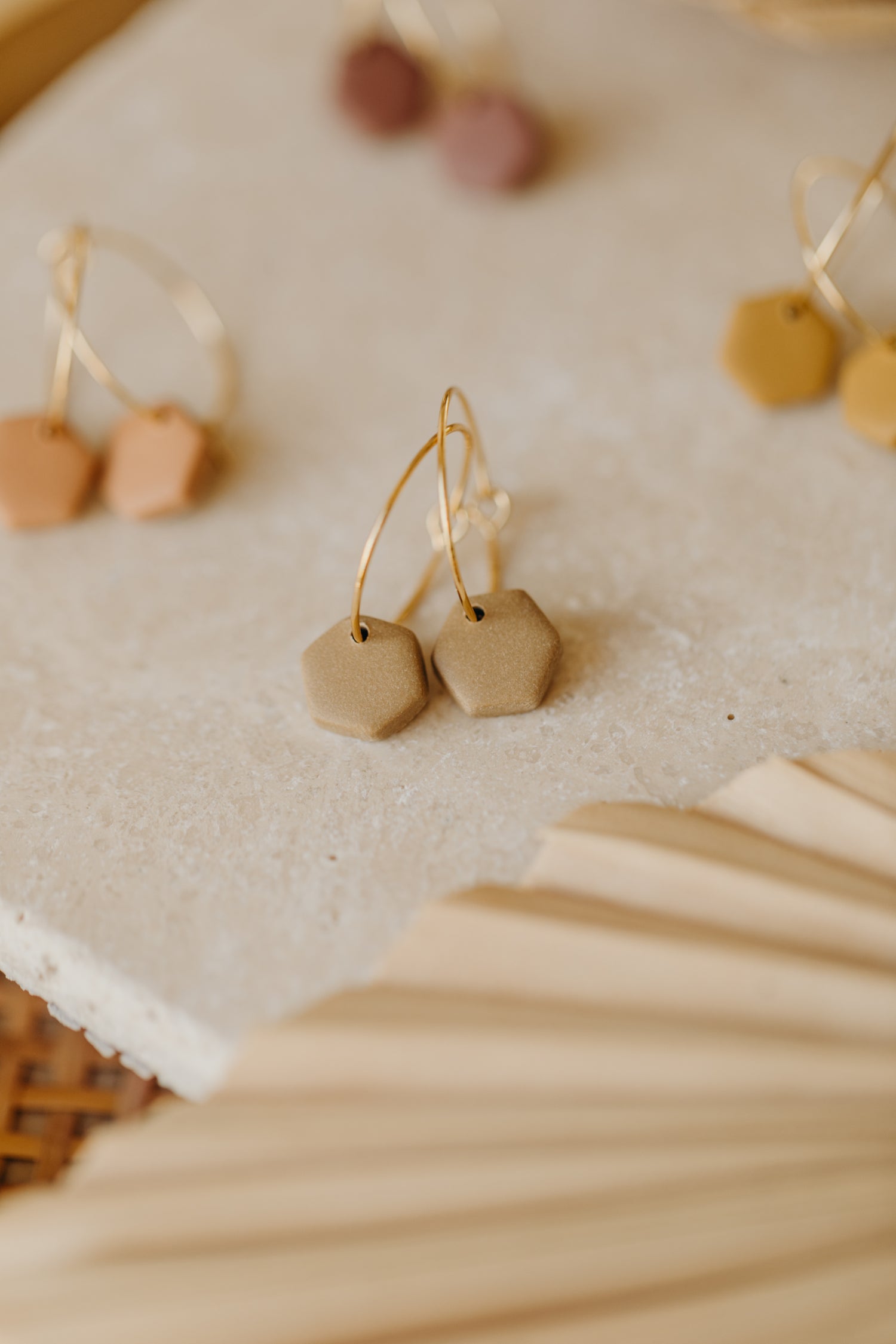 KLEA - kleine Creolen mit sechseckigem Polymer Ton Anhänger