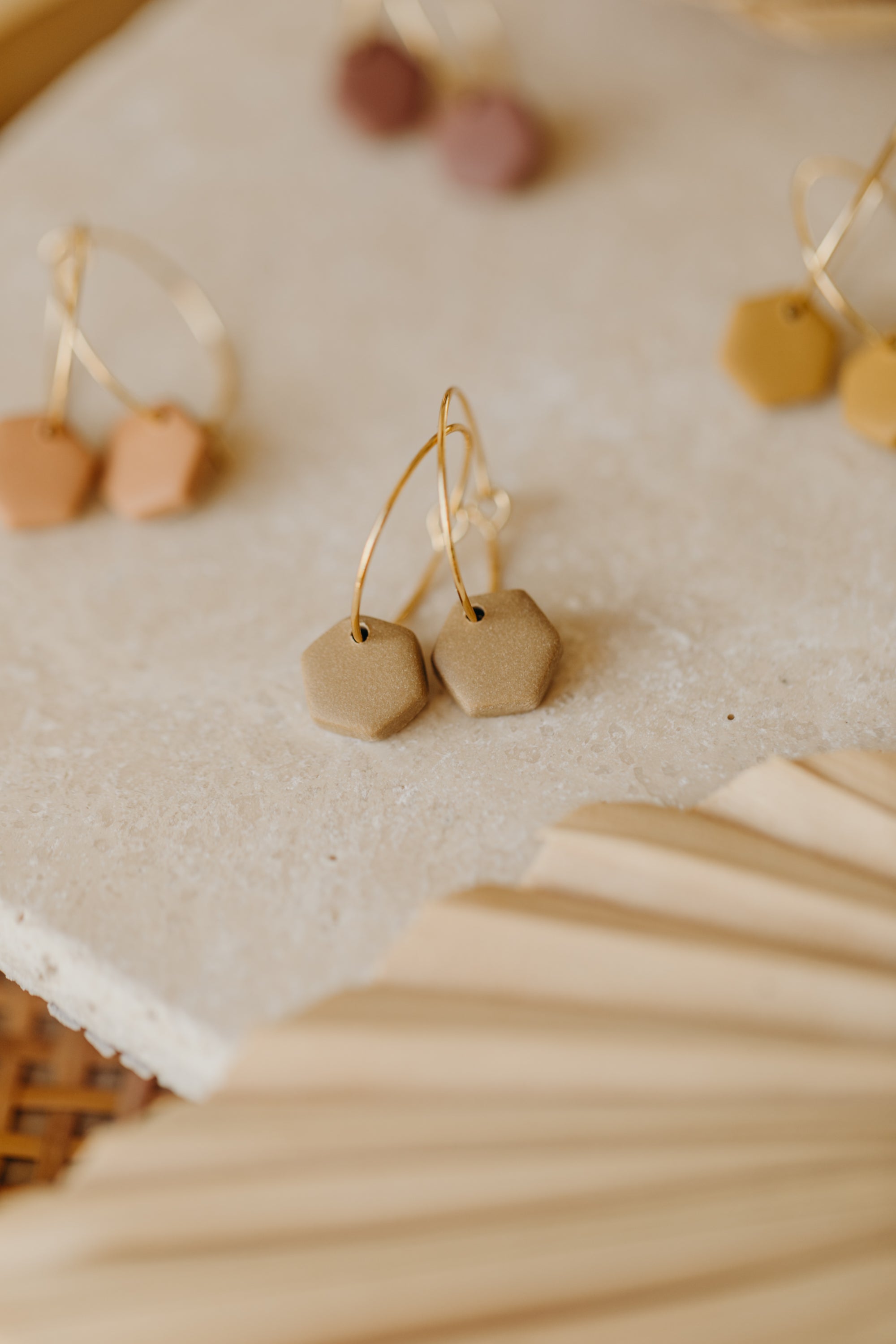 KLEA - kleine Creolen mit sechseckigem Polymer Ton Anhänger